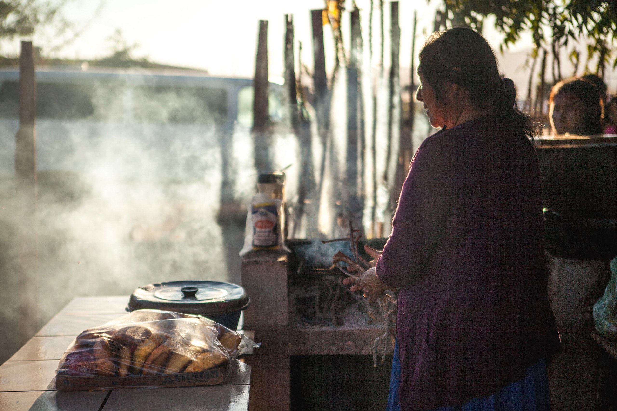 Mulher indígena prepara comida em um fogão a lenha em Punta Chueca, no estado de Sonora, norte do México. Cerca de 1% dos lares mexicanos ainda não tem acesso à eletricidade, conforme dados oficiais (Imagem: Antonio Cascio / Zuma Press / Alamy) 