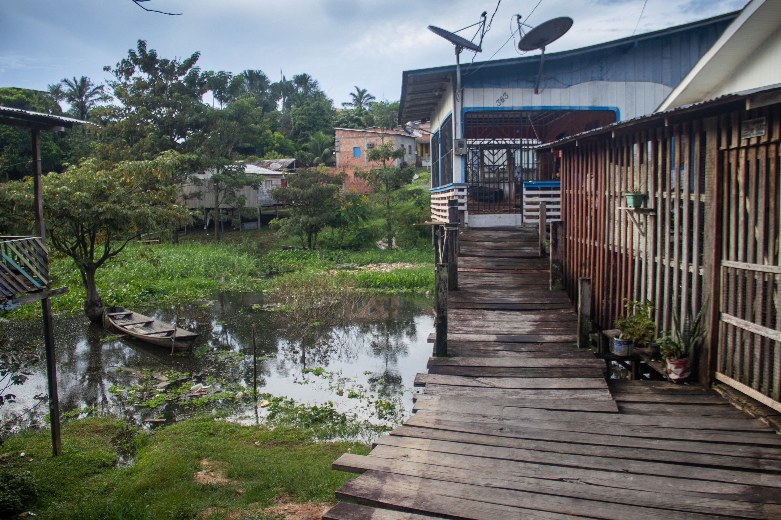 Casa de madera a la vera de un río