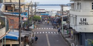 <p>Siete familias viven en la aldea de São José do Uruburetama, mientras que el resto de la comunidad está disperso a orillas del río, en zonas a las que solo se puede acceder en barco (Imagen: Raphael Tavares / Dialogue Earth)</p>