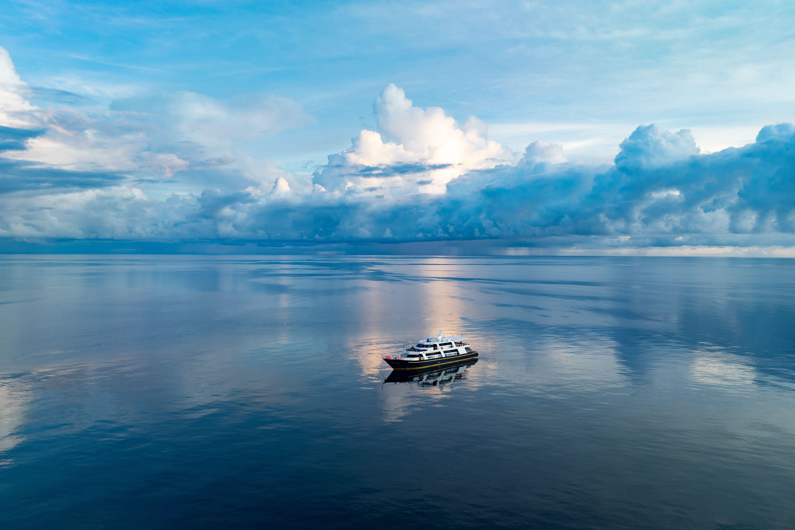 <p>印尼中苏拉威西省附近海域的日出景象。一些研究者认为，提高海洋云层的反射率或有助于缓解全球变暖。图片来源：Ethan Daniels / Alamy</p>