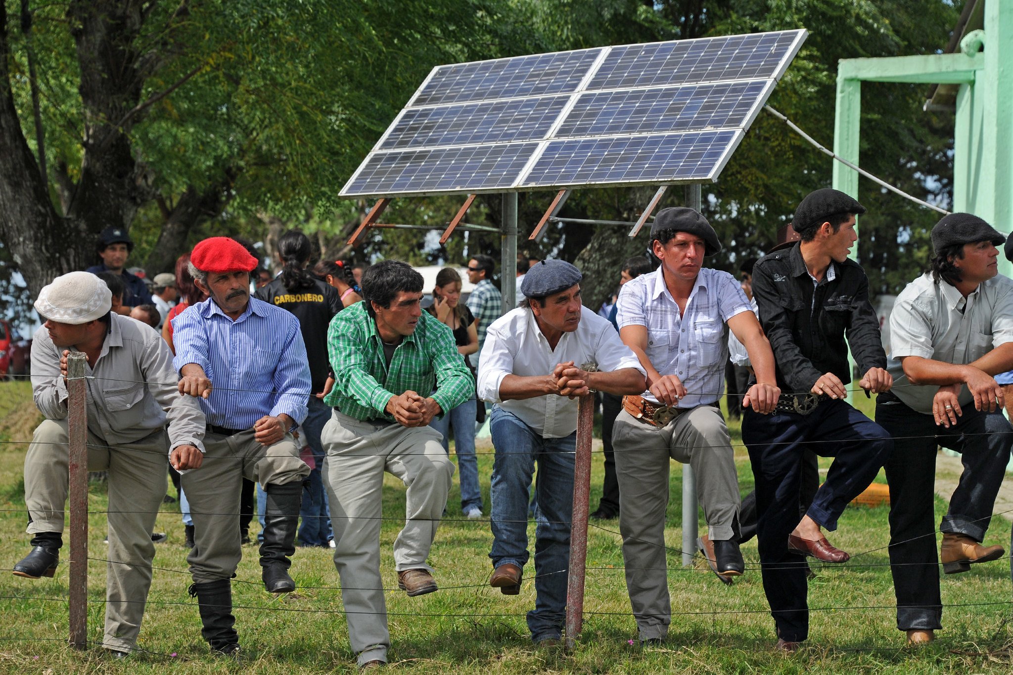 Gauchos uruguaios em frente a um painel solar em Tacuarembó, norte do Uruguai