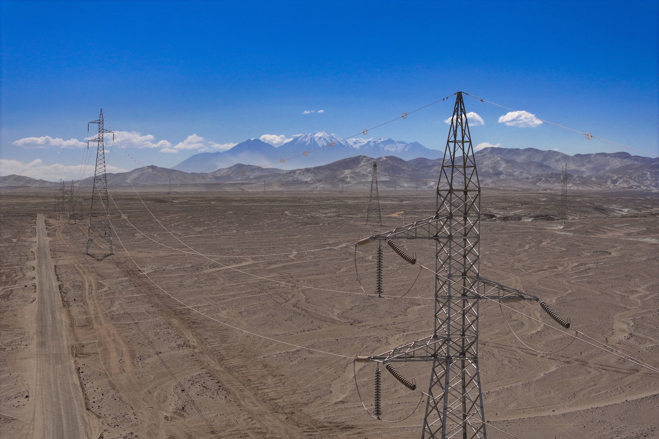 <p>Linhas de transmissão elétrica no deserto de La Joya, sul do Peru. Há anos, o país tenta desenvolver projetos de energia solar e hidrogênio verde nessa região árida e ensolarada (Imagem: <a href="https://flic.kr/p/2rhe945">Presidência do Peru</a> / <a href="https://flickr.com/people/presidenciaperu">Flickr</a>, <a href="https://creativecommons.org/licenses/by-nc-sa/4.0/deed.pt-br">CC BY NC SA</a>)</p>