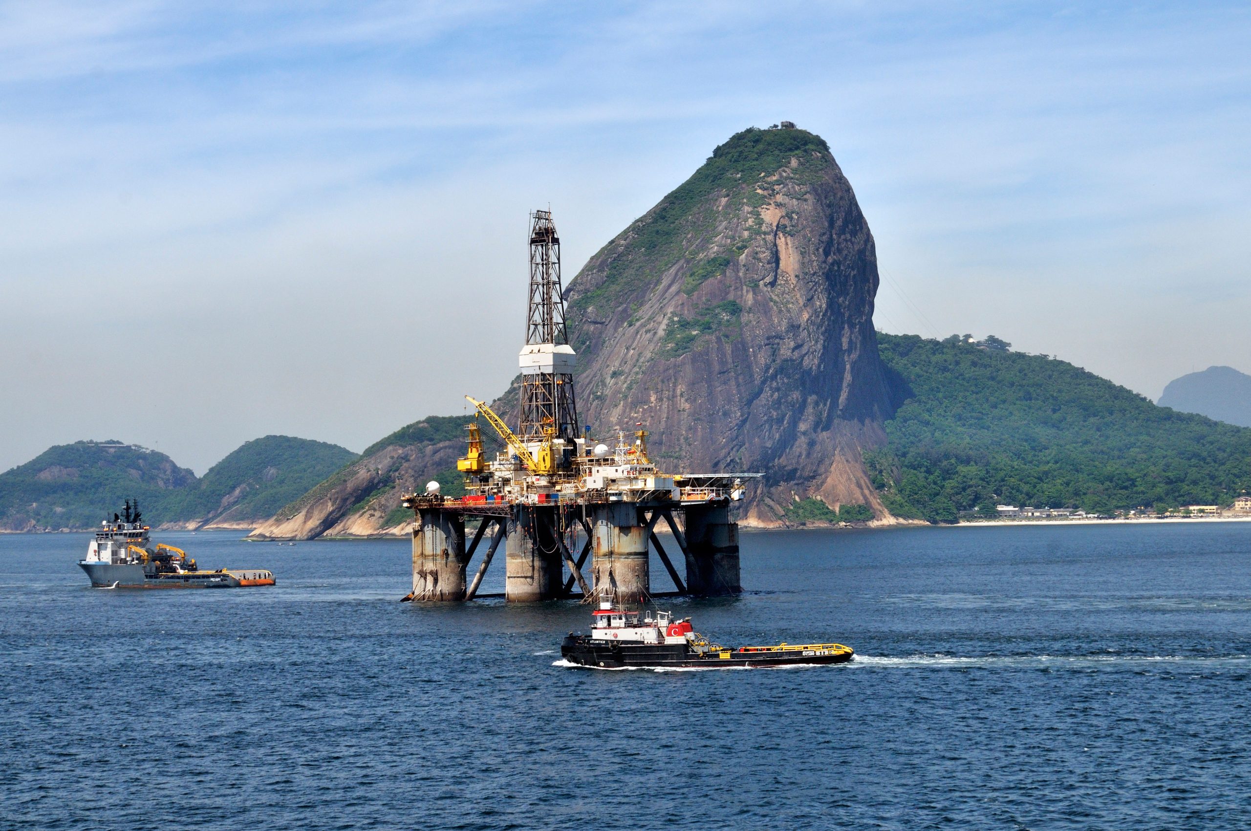 <p>A Brazilian state-owned oil rig in Guanabara Bay, Rio de Janeiro. Brazil is currently attempting to balance its leading climate action role as the host of COP30 in Belém with its intentions to continue producing and exporting fossil fuels (Image: Florian Kopp / imageBROKER / Alamy)</p>