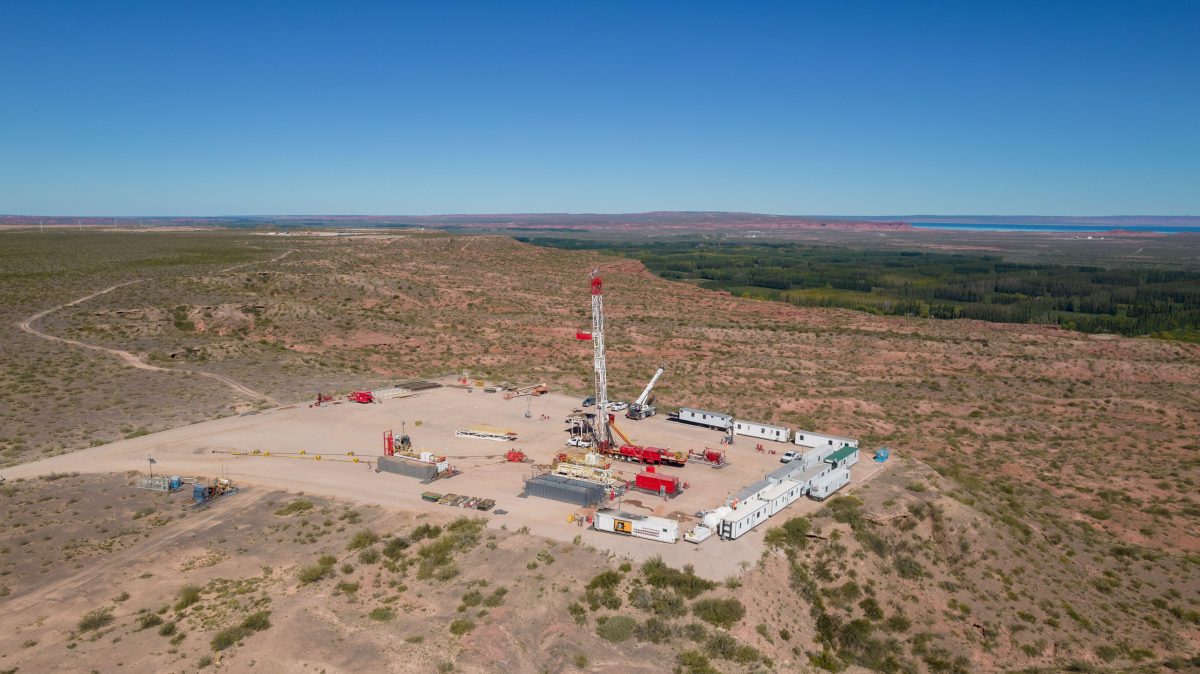 <p>Poço em manutenção no campo de Vaca Muerta, na Patagônia argentina, onde especialistas alertam para o aumento de terremotos ligados ao fracking (Imagem: Cristian Martin / Alamy)</p>