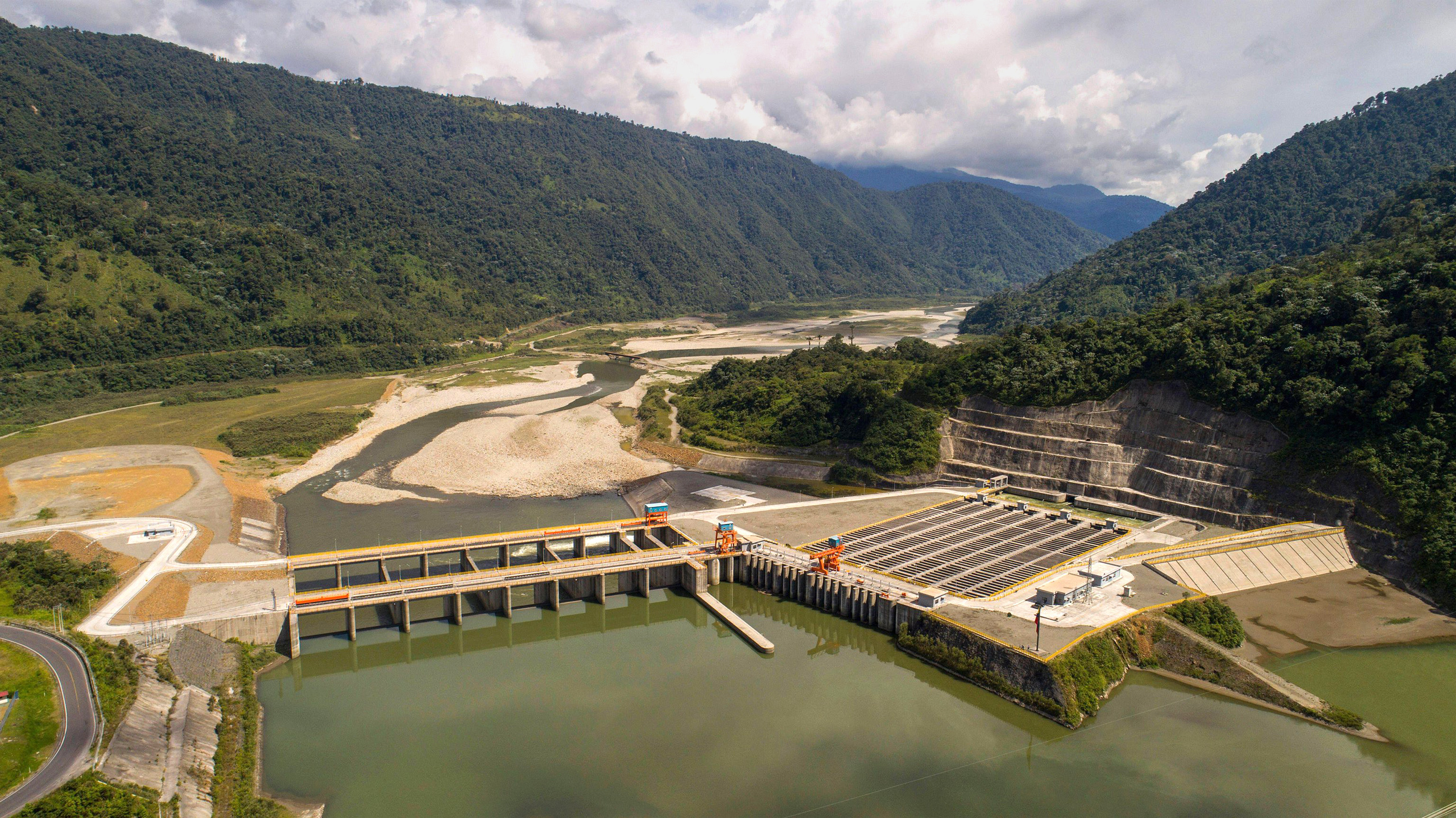 <p>Vista aérea de la central hidroeléctrica Coca Codo Sinclair, en el norte de Ecuador. Se suponía que el proyecto transformaría la matriz energética de Ecuador y pondría fin a los apagones, pero ha tenido dificultades para alcanzar todo su potencial de manera constante (Imagen: Sinohydro / IMAGO / Alamy)</p>