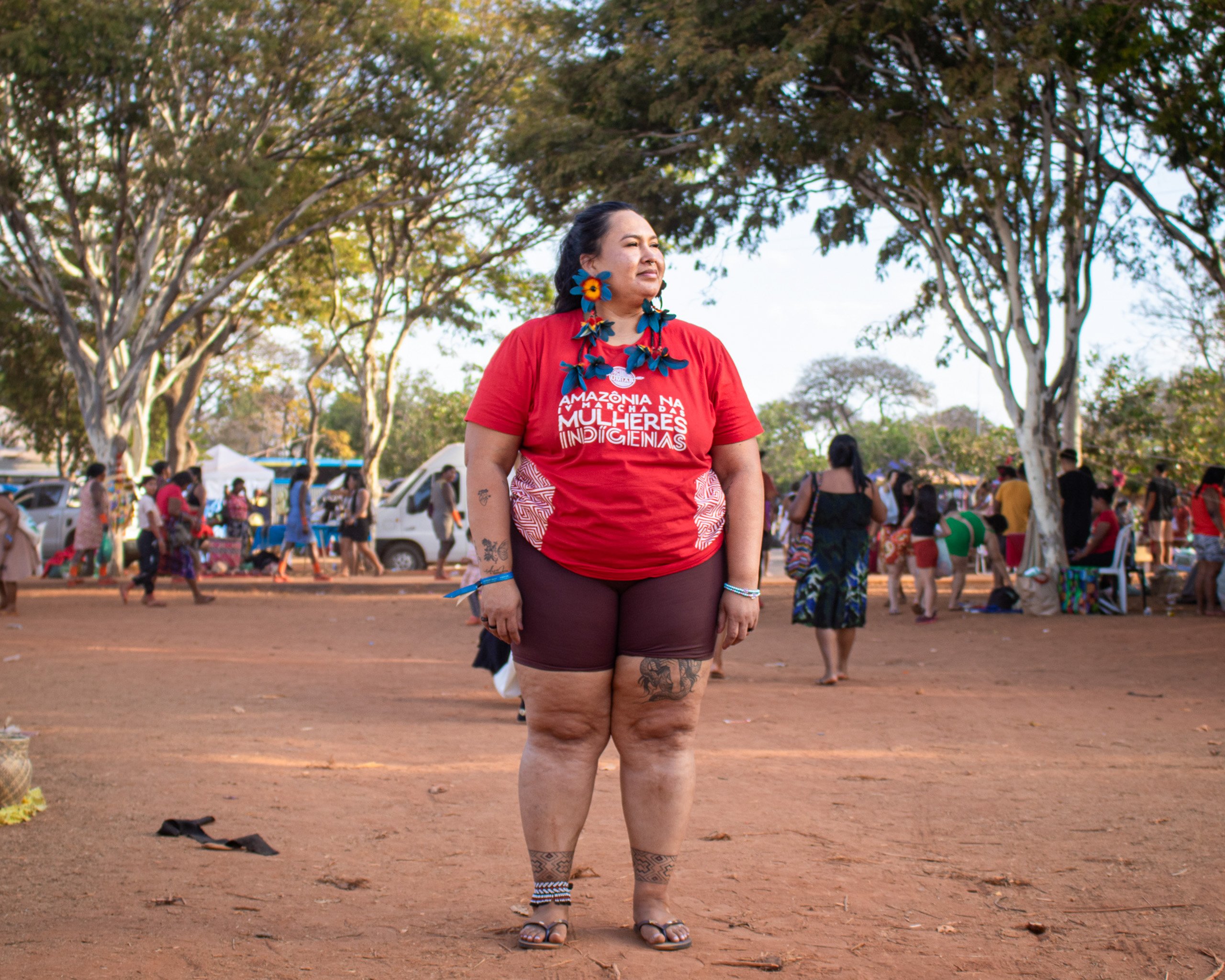 Alana Manchineri, assessora internacional da Coordenação das Organizações Indígenas da Amazônia Brasileira, em uma aldeia indígena