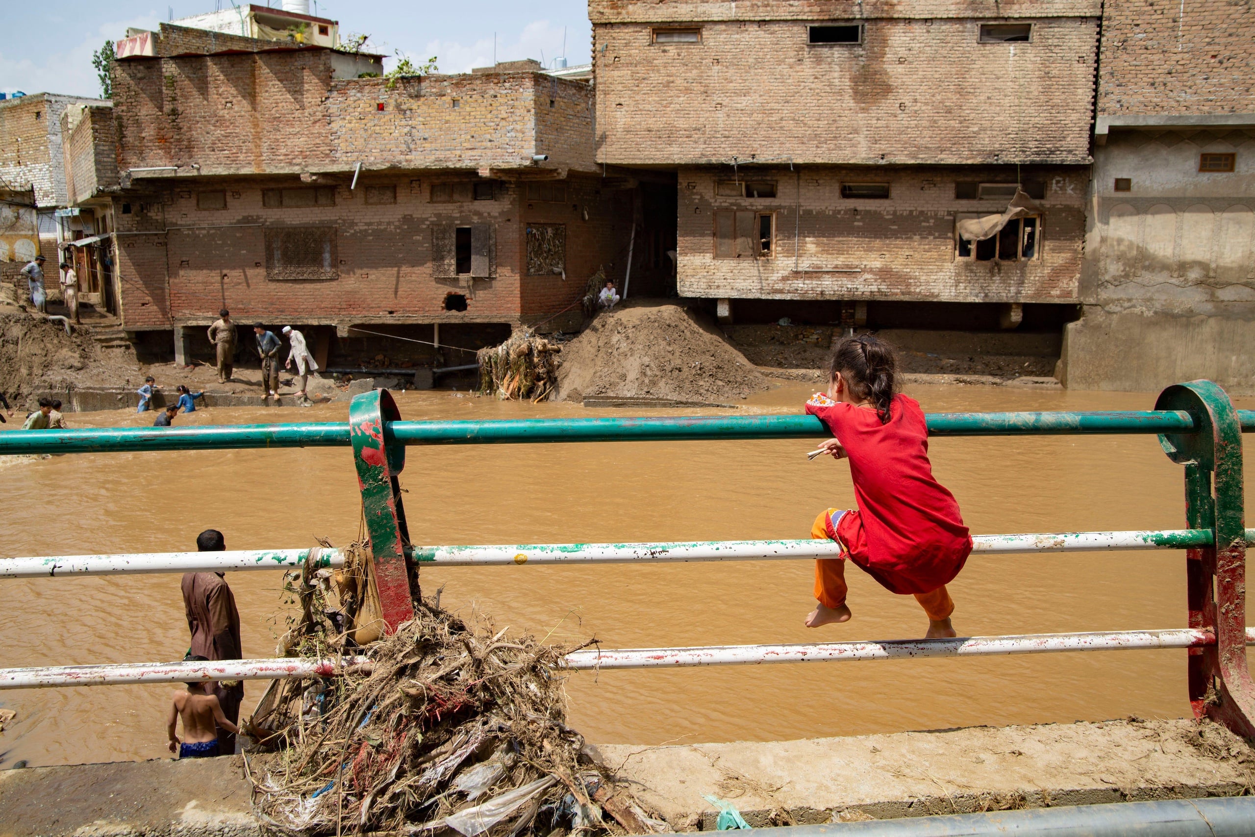 <p>اگست 2025 کے وسط میں سوات، خیبر پختونخواہ میں ایک بچہ سیلاب سے تباہ ہونے والے مکانات کو دیکھ رہا ہے (تصویر: کامران خان/الامی)</p>