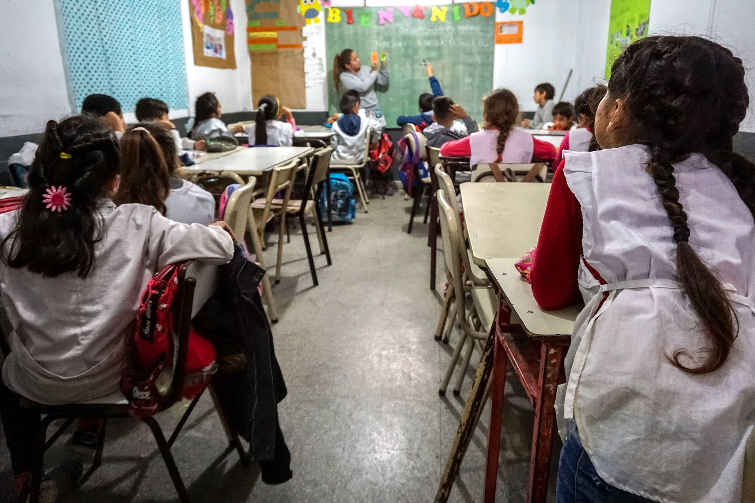 <p>Alumnos en una escuela en Buenos Aires, Argentina. El año pasado, las olas de calor fueron el principal factor climático que obligó a suspender las clases en todo el mundo (Imagen: Lucila Pellettieri / Global Press / Alamy)</p>