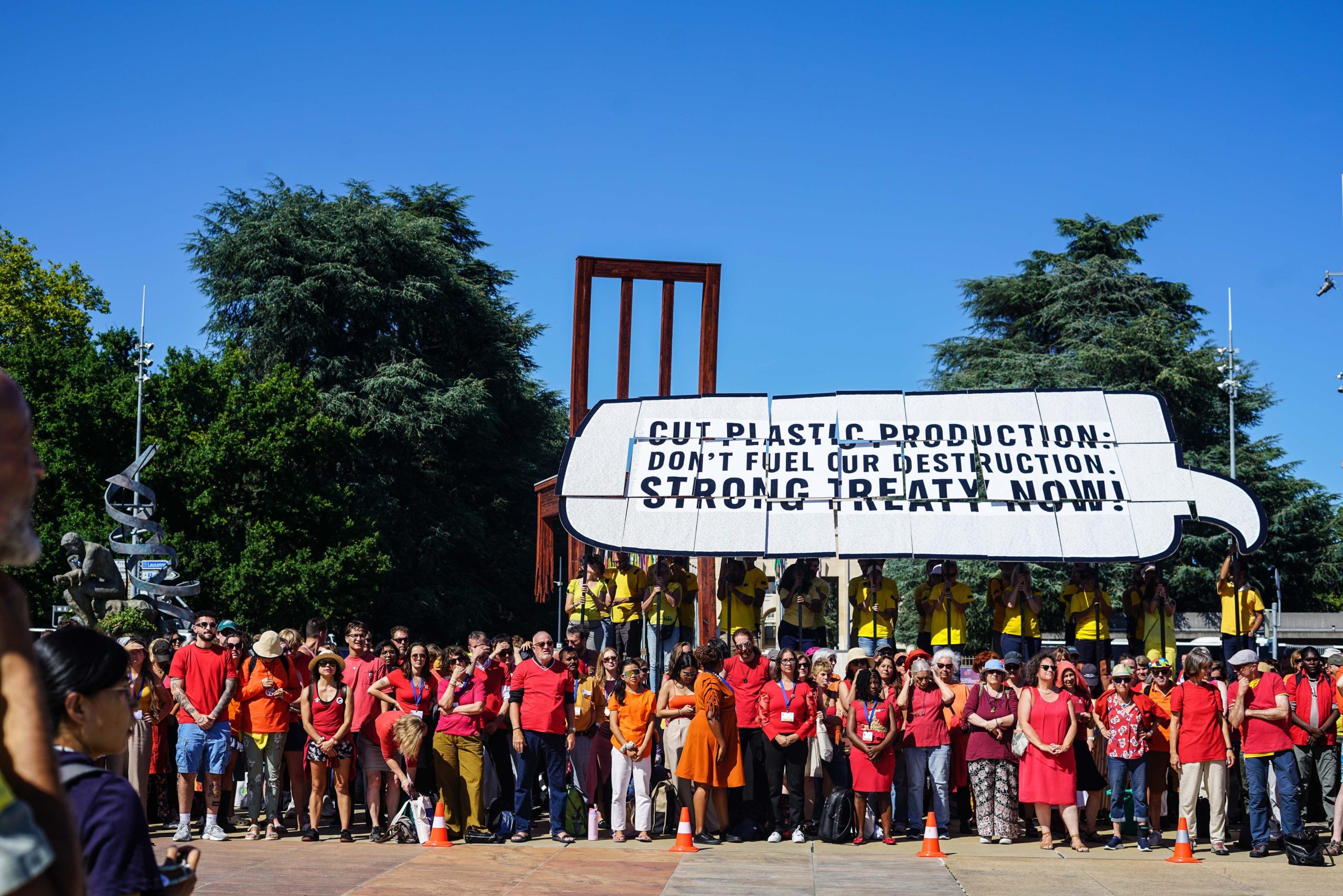 <p class="a"><span lang="EN-US" style="font-size: 10.5pt; line-height: 115%; font-family: 'Noto Sans',sans-serif; color: black; background: white;">日内瓦举行抗议活动，呼吁全球采取行动终结塑料污染。图片来源：Martial Trezzini / Associated Press / Alamy</span></p>