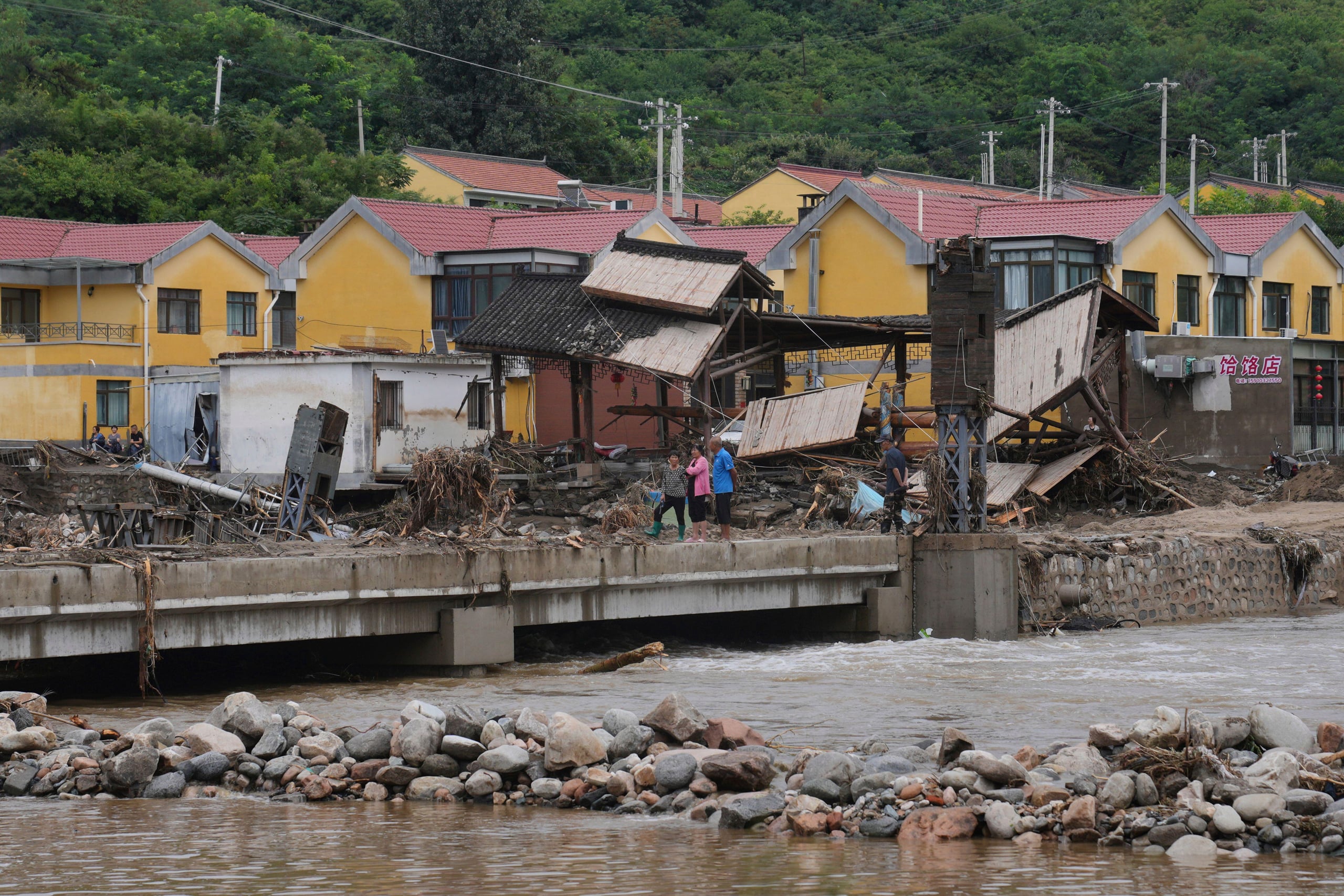 <p>2025年7月，北京郊区密云区因强降雨造成的洪灾损毁。图片来源：: Andy Wong / Associated Press / Alamy</p>