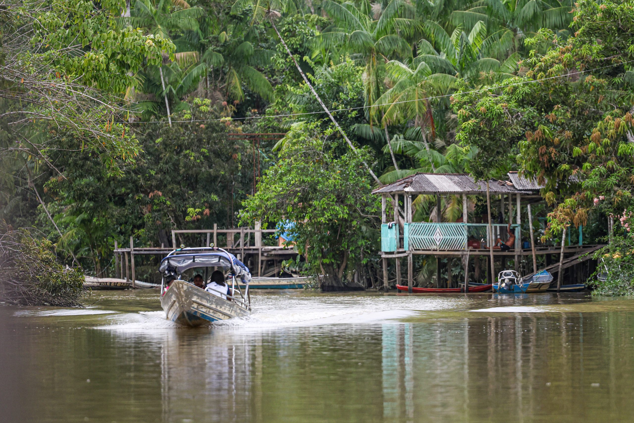 <p>Una comunidad ribereña en la isla de Combú, en Belém, en el norte de Brasil. Por primera vez, la conferencia climática de la ONNU se celebrará en la Amazonía, un escenario disputado entre conservacionistas y las industrias extractivas (Imagen: Marcelo Camargo / Agência Brasil)</p>