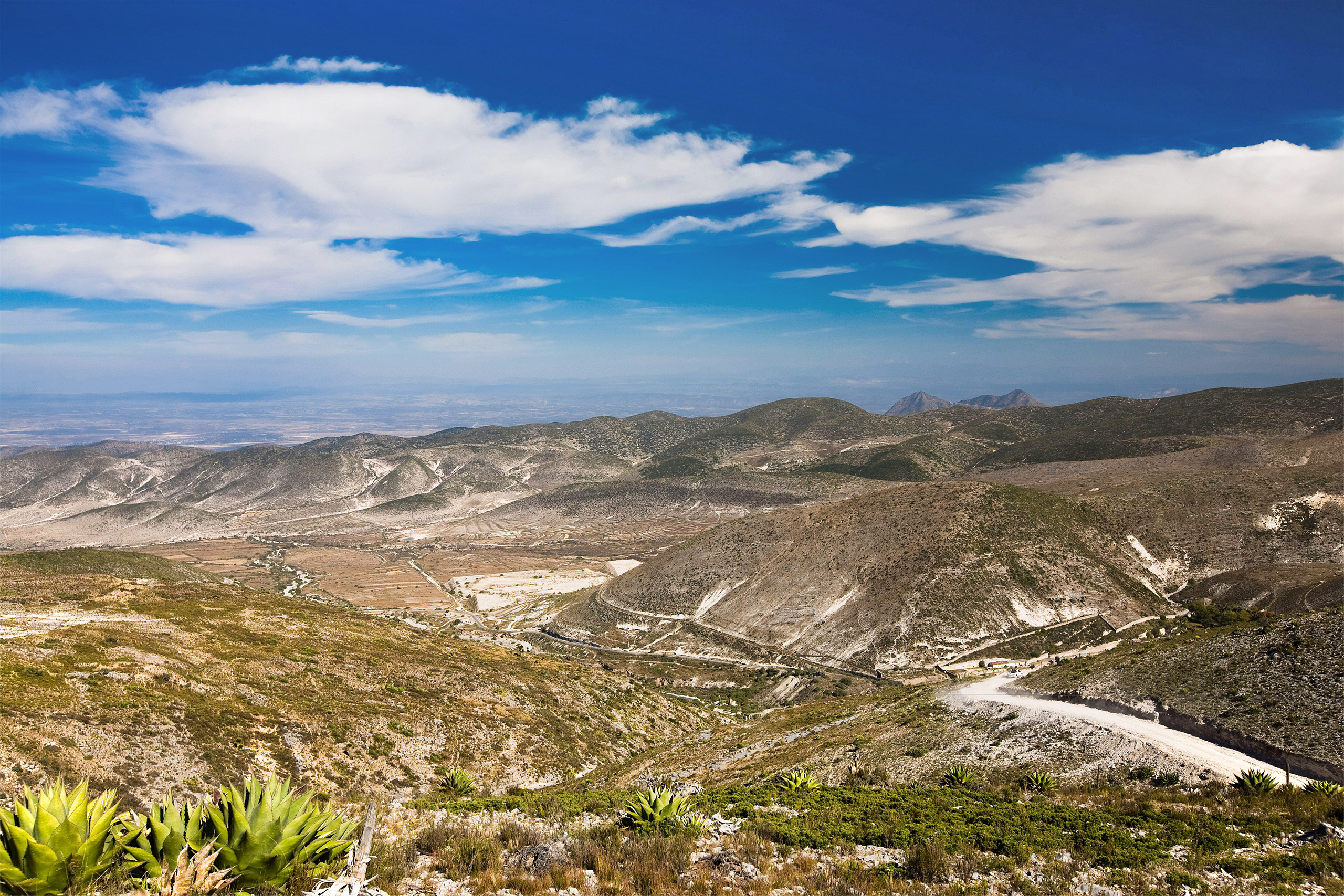 <p>Vista de la zona minera de San Luis Potosí, México, donde se encuentra la mina de fluorita más grande del mundo, un material clave en la fabricación de paneles solares y vehículos eléctricos (Imagen: Panther Media Global / Alamy)</p>