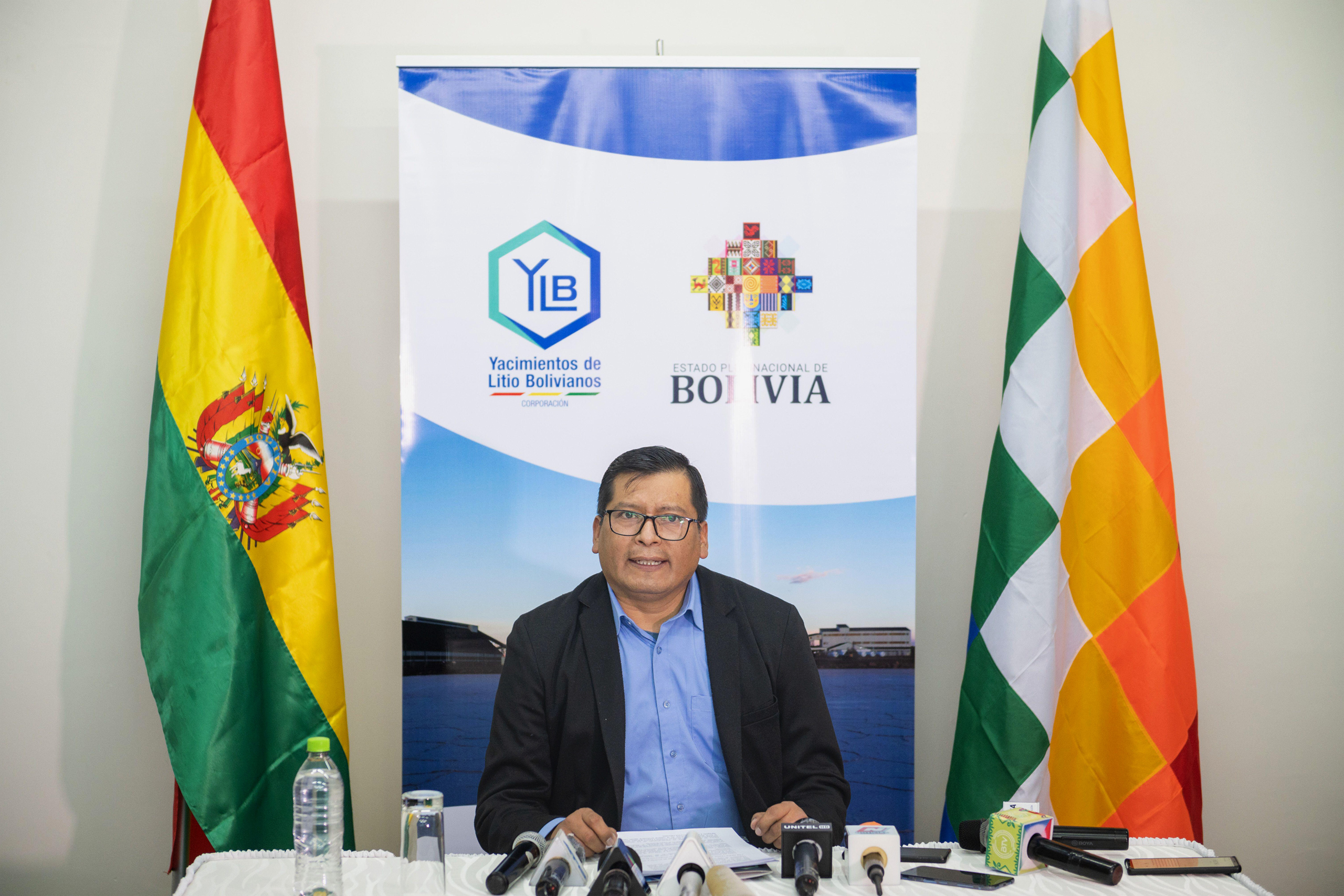 Carlos Ramos, presidente da YLB, em uma coletiva de imprensa