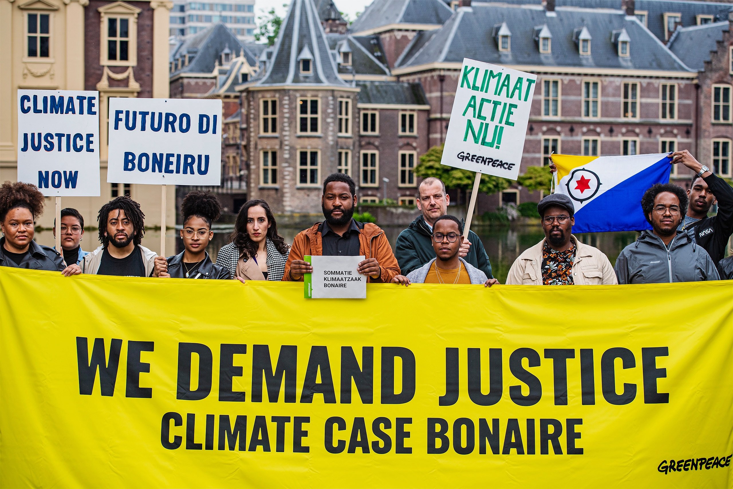 <p>Los residentes de Bonaire y Greenpeace han llevado al gobierno holandés ante los tribunales de La Haya para exigir más medidas para proteger el territorio contra el cambio climático (Imagen © Marten van Dijl / Greenpeace)</p>