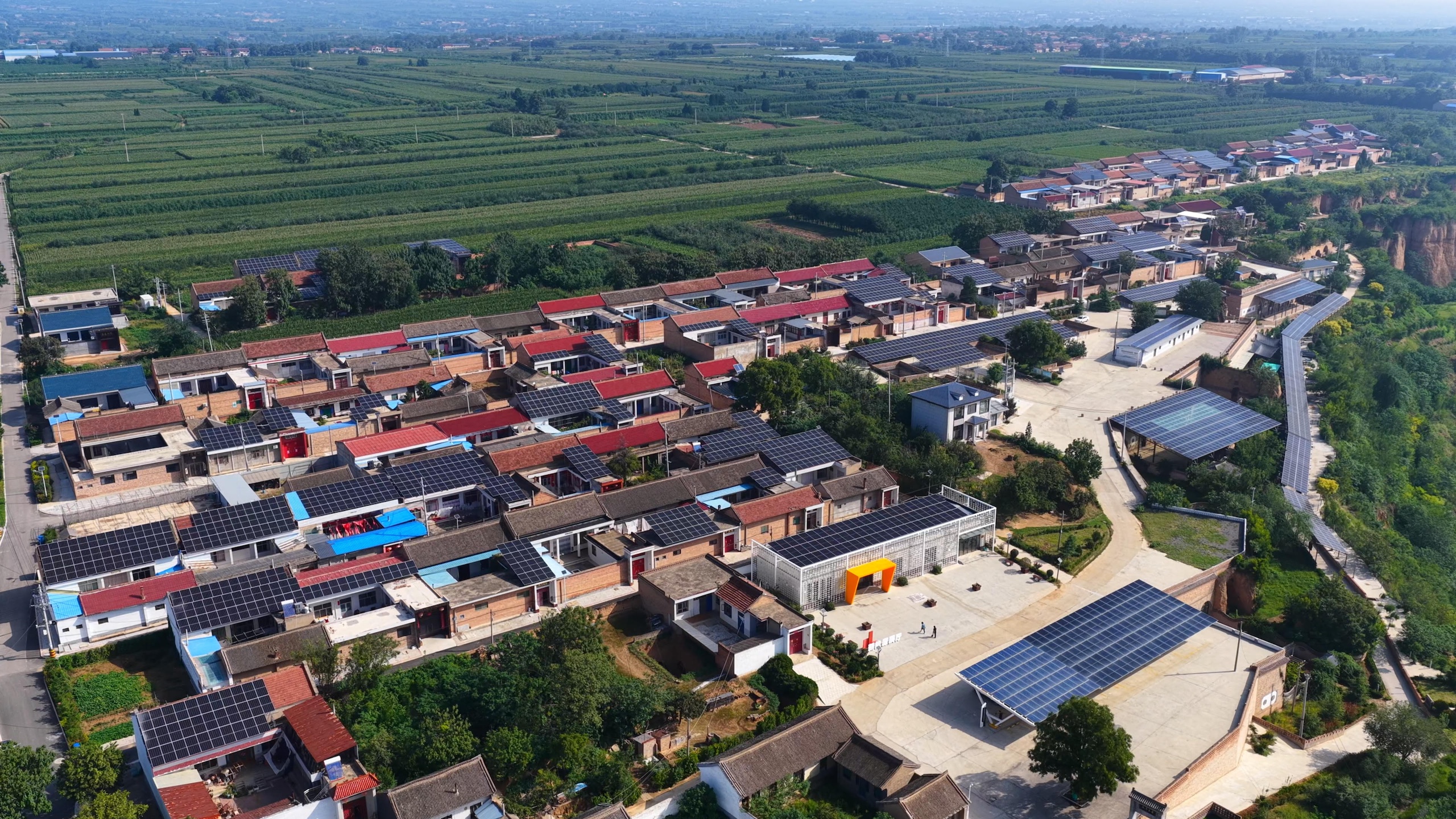 <p>庄上村的航拍图片，很多户居民都在屋顶架设了光伏板。图片来源：山西国臣直流配电工程技术有限公司</p>