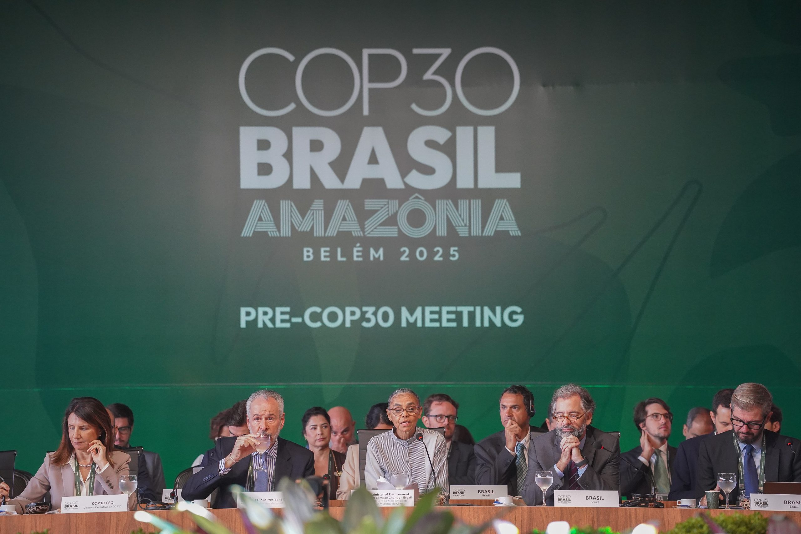 <p>Ministra brasileira do Meio Ambiente, Marina Silva (ao centro), participa de encontro pré-COP30 em Brasília. Especialistas afirmam que a América Latina pode chegar à conferência com bloco unido (Imagem: <a href="https://www.flickr.com/photos/mmeioambiente/54854256706/in/album-72177720329676478">Rogério Cassimiro</a> / <a href="https://www.flickr.com/photos/mmeioambiente/">Ministério do Meio Ambiente e Mudança do Clima</a>, <a href="https://creativecommons.org/licenses/by-nc-sa/2.0/deed.en">CC BY-NC-SA</a>)</p>