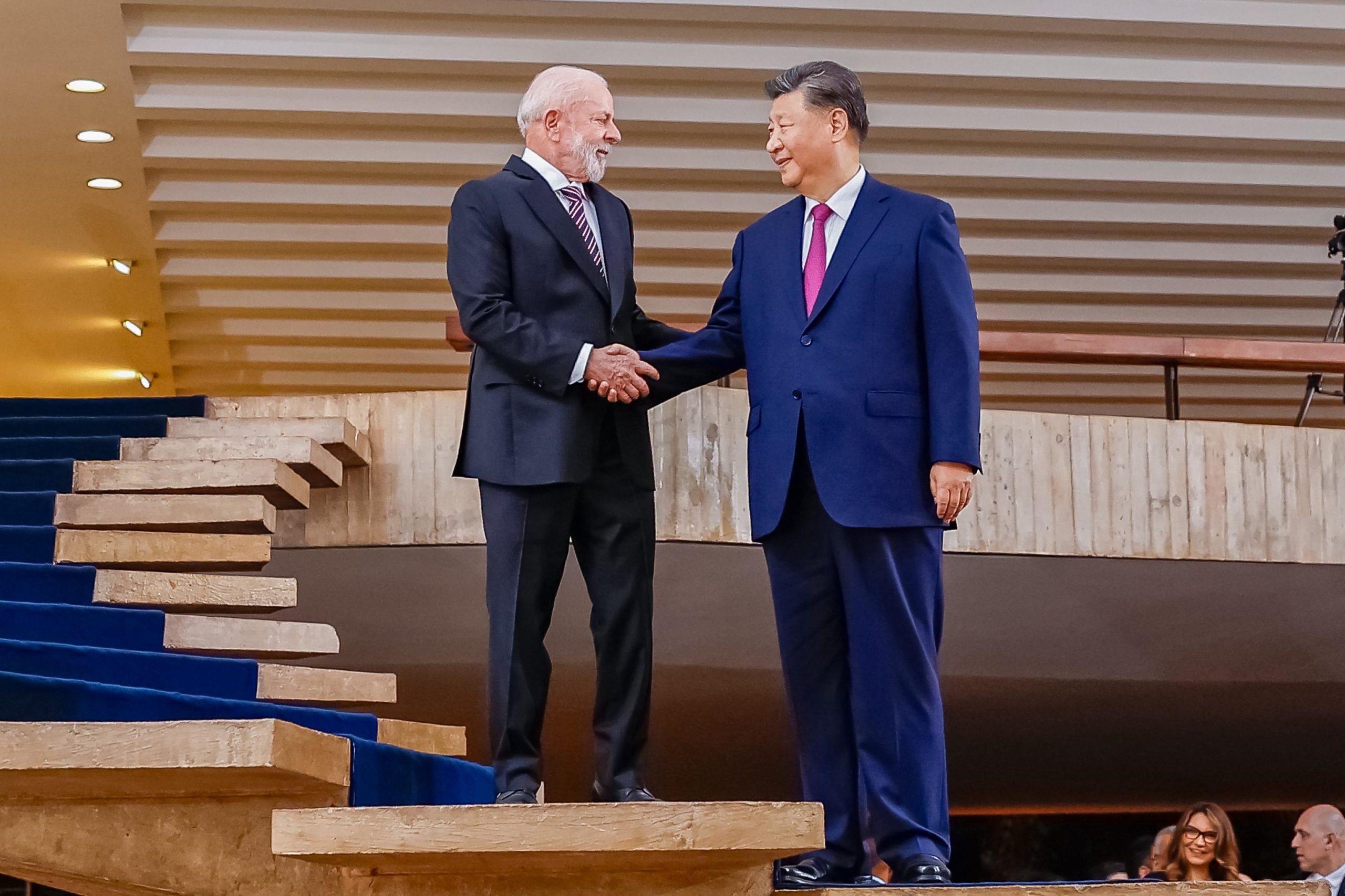 <p>Presidente Lula recebe homólogo chinês, Xi Jinping, no Palácio do Itamaraty, em Brasília, 2024. O Brasil é o motor das cada vez mais estreitas relações econômicas da China com a América Latina (Imagem: <a href="https://flic.kr/p/2qvsGTB">Ricardo Stuckert</a> / <a href="https://www.flickr.com/people/palaciodoplanalto">Palácio do Planalto</a>, <a href="https://creativecommons.org/licenses/by-nd/2.0/deed.pt-br">CC BY ND</a>)</p>