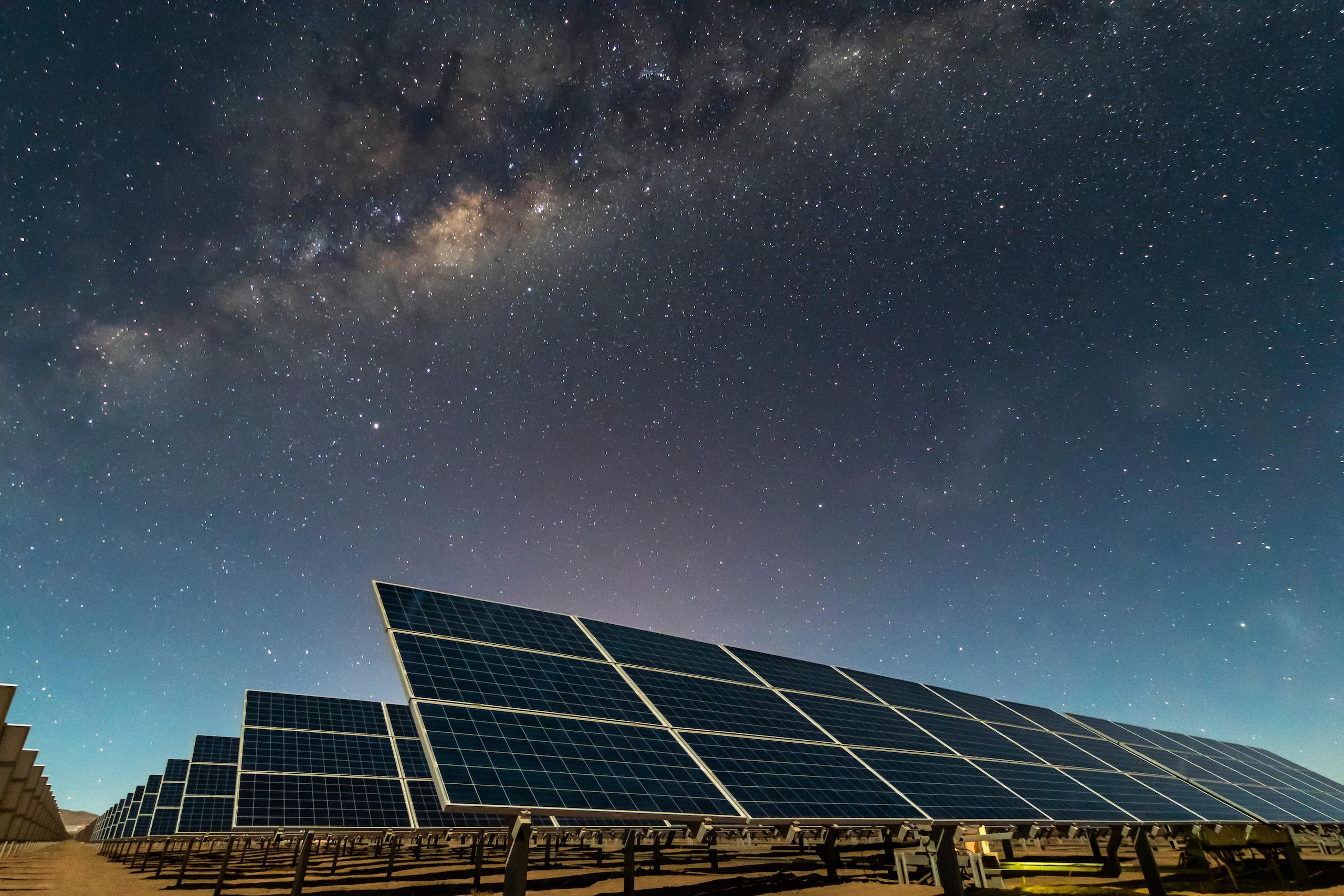 Céu noturno em parque fotovoltaico no Deserto de Atacama