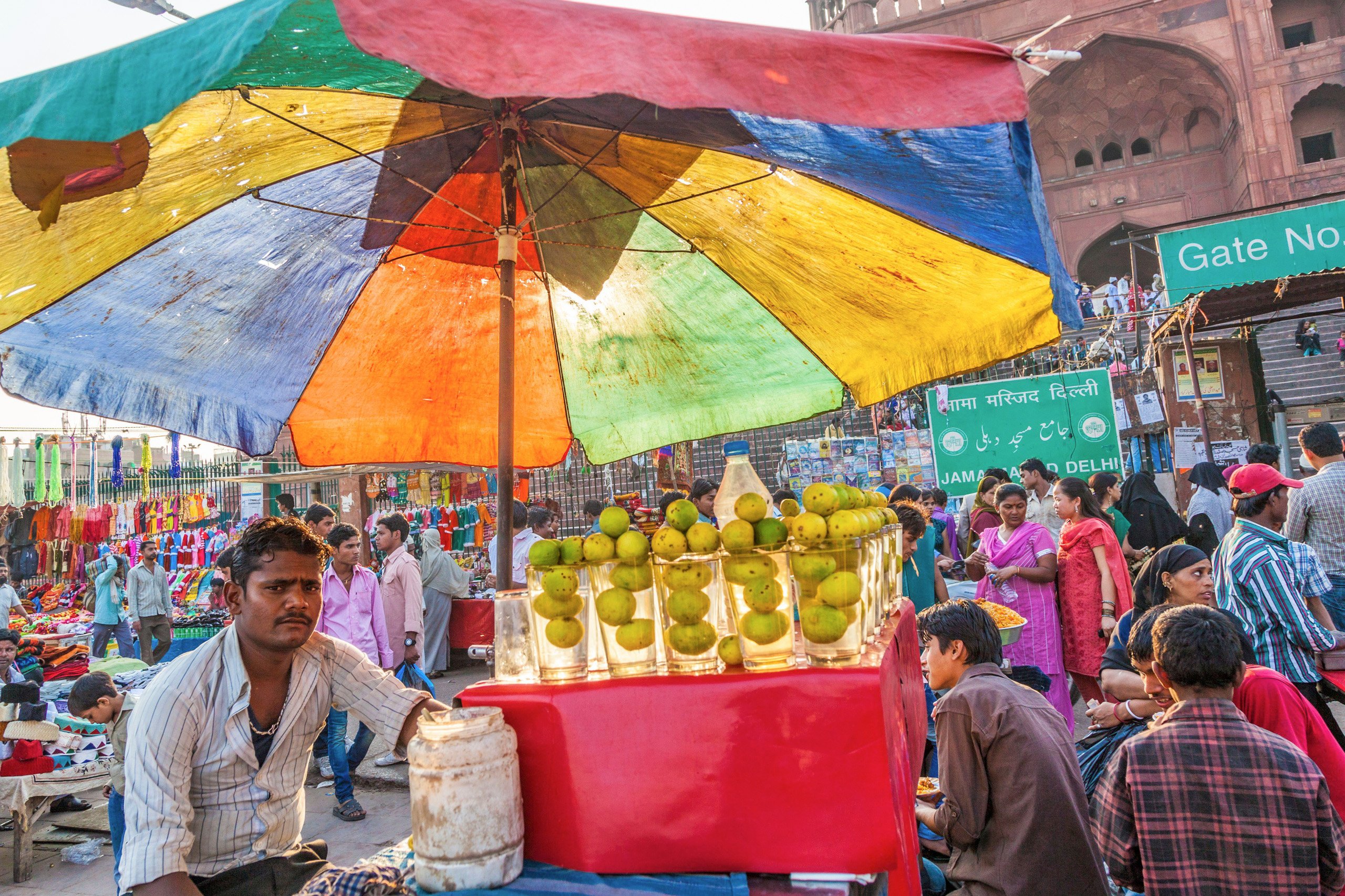 <p>Un vendedor de limonada en un día caluroso en un mercado callejero frente a la mezquita Jama Masjid, en Delhi, India (Imagen: Joerg Hackemann / Alamy)</p>