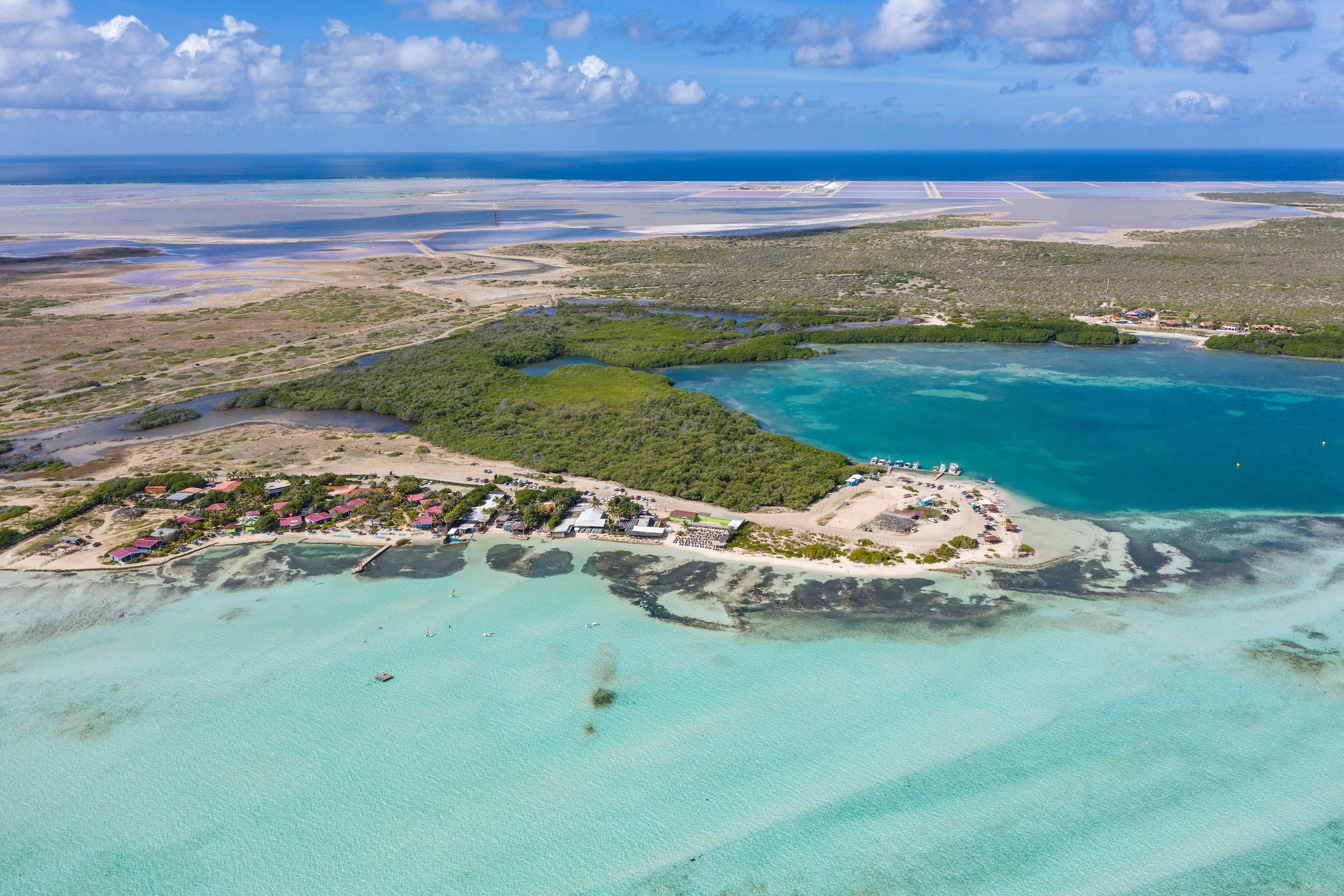 Vista aérea de una costa tropical con aguas turquesas vibrantes