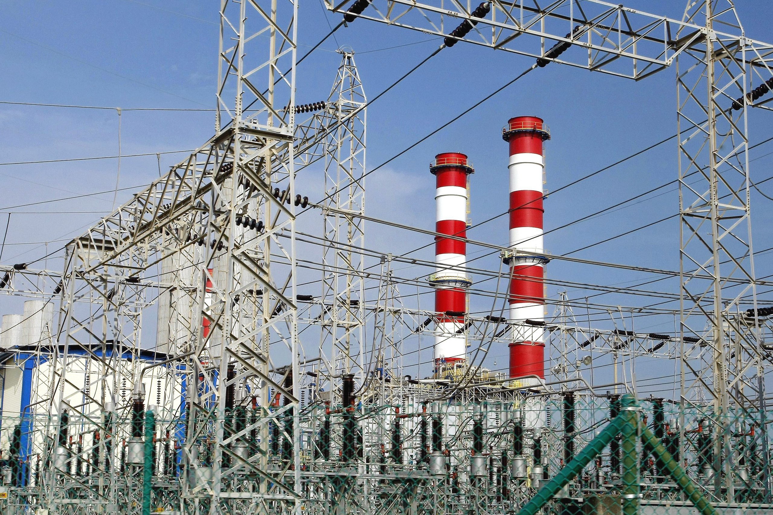 <p>Esta central térmica de Barranquilla, en la costa norte de Colombia, funciona con gas. Felipe Arango García, director ejecutivo de Transforma, afirma que las decisiones que tome el país ahora en materia de transición energética repercutirán en la fiabilidad futura de su suministro eléctrico (Imagen: El Tiempo / GDA / ZUMA Press / Alamy)</p>