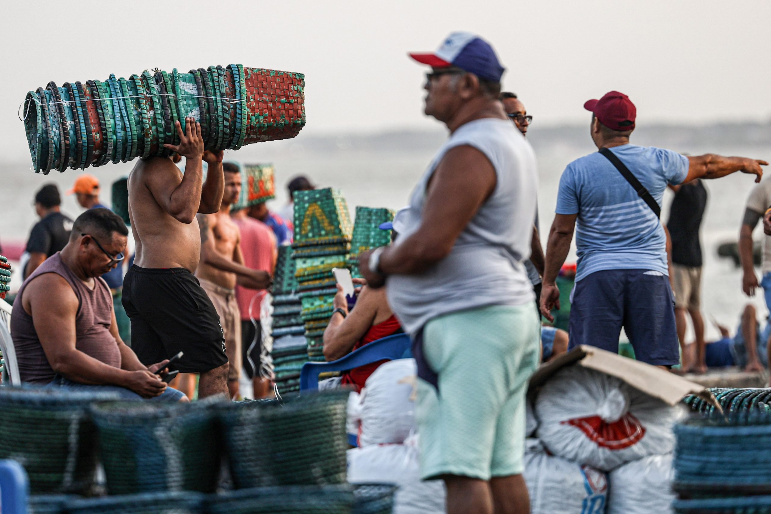Vendedores de açaí no Ver-o-Peso, em Belém, uma das maiores feiras ao ar livre da América Latina