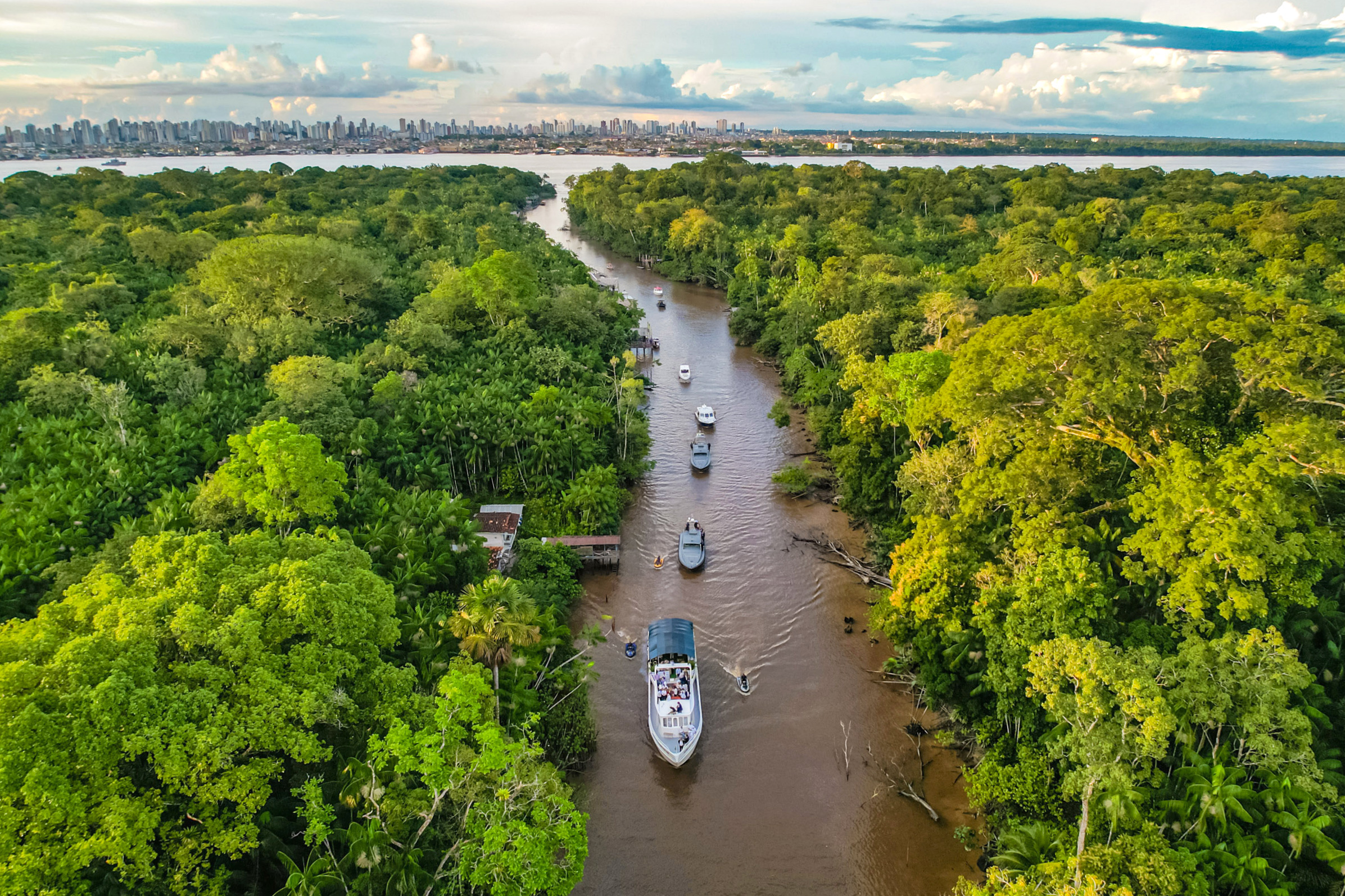 <p>A Brazilian presidential committee sails towards Combu Island, in the Amazon city of Belém. international delegations are arriving in the city this month for the COP30 climate negotiations (Image: Ricardo Stuckert / Presidência da República / Agência Brasil)</p>