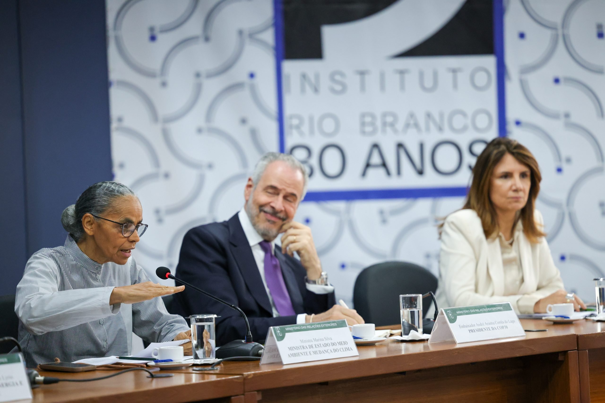 La ministra de Ambiente de Brasil, Marina Silva, el presidente de la COP30, André Corrêa do Lago, y la directora ejecutiva de la COP30, Ana Toni, sentados alrededor de una mesa