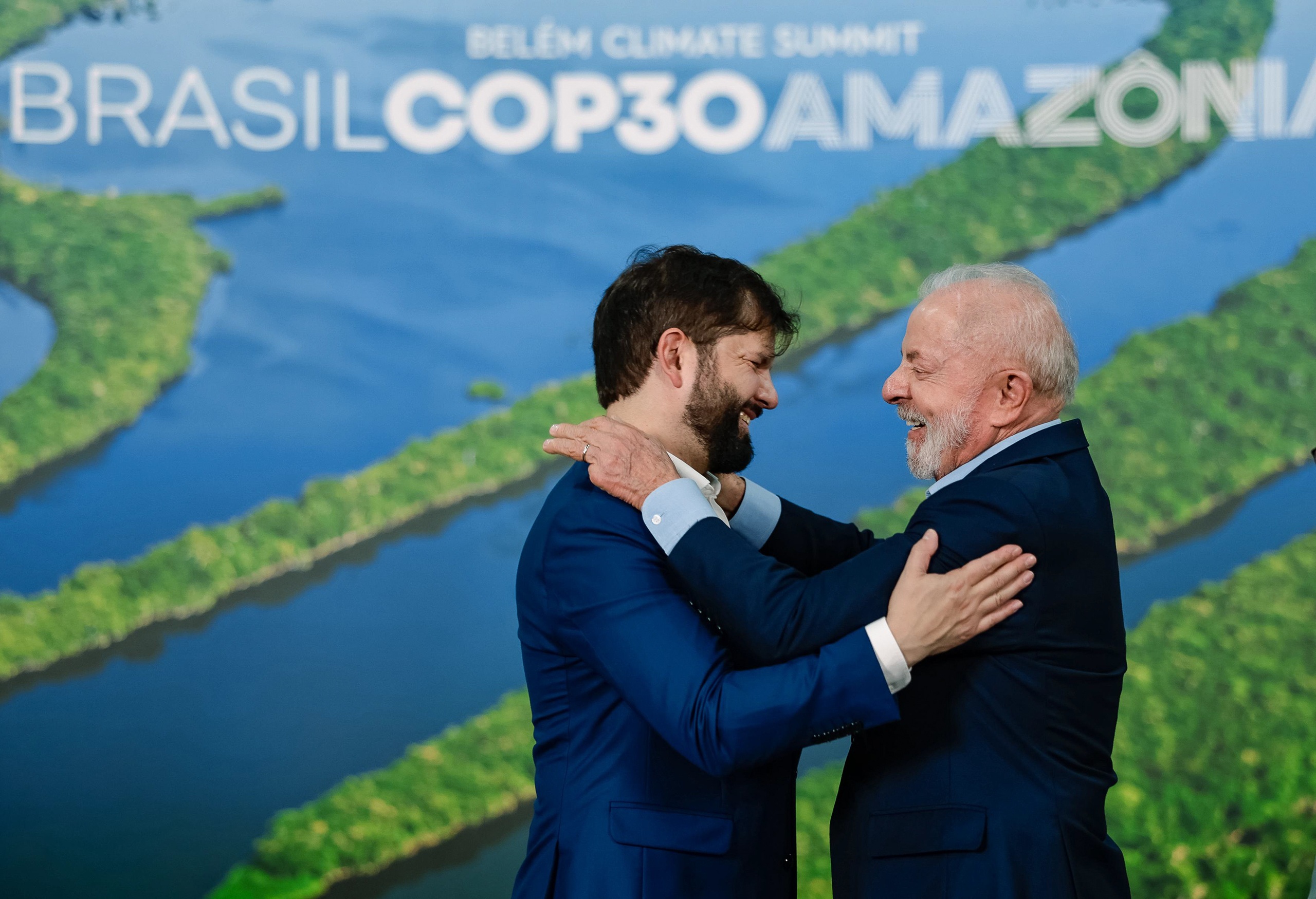 <p>巴西总统路易斯·伊纳西奥·卢拉·达席尔瓦（Luiz Inácio Lula da Silva）在巴西贝伦举行的第30届联合国气候大会（COP30）领导人峰会上迎接智利总统加布里埃尔·博里奇（Gabriel Boric）。这是联合国气候大会时隔11年再次在拉丁美洲举行。图片来源: <a href="https://www.flickr.com/photos/palaciodoplanalto/54906442754"><span style="font-weight: 400;">Ricardo Stuckert</span></a><span style="font-weight: 400;"> / </span><a href="https://www.flickr.com/people/palaciodoplanalto"><span style="font-weight: 400;">Palácio do Planalto</span></a><span style="font-weight: 400;">, </span><a href="https://creativecommons.org/licenses/by-nd/2.0/deed.pt-br"><span style="font-weight: 400;">CC BY ND</span></a></p>