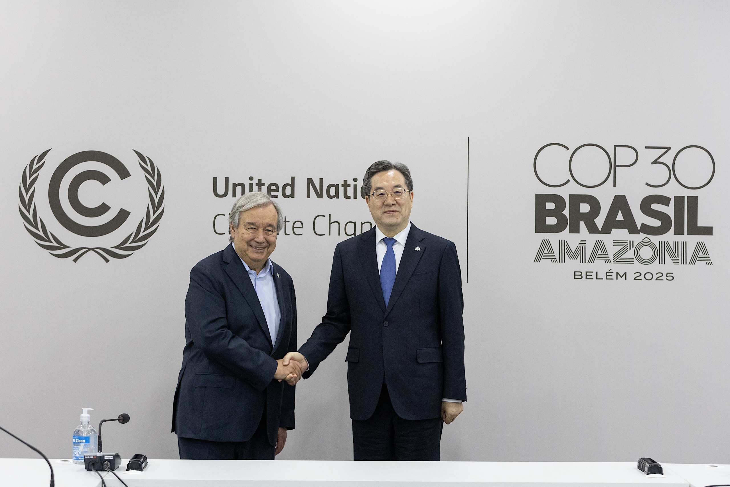 Ding Xuexiang shakes hands with UN Secretary General Antonio at COP30