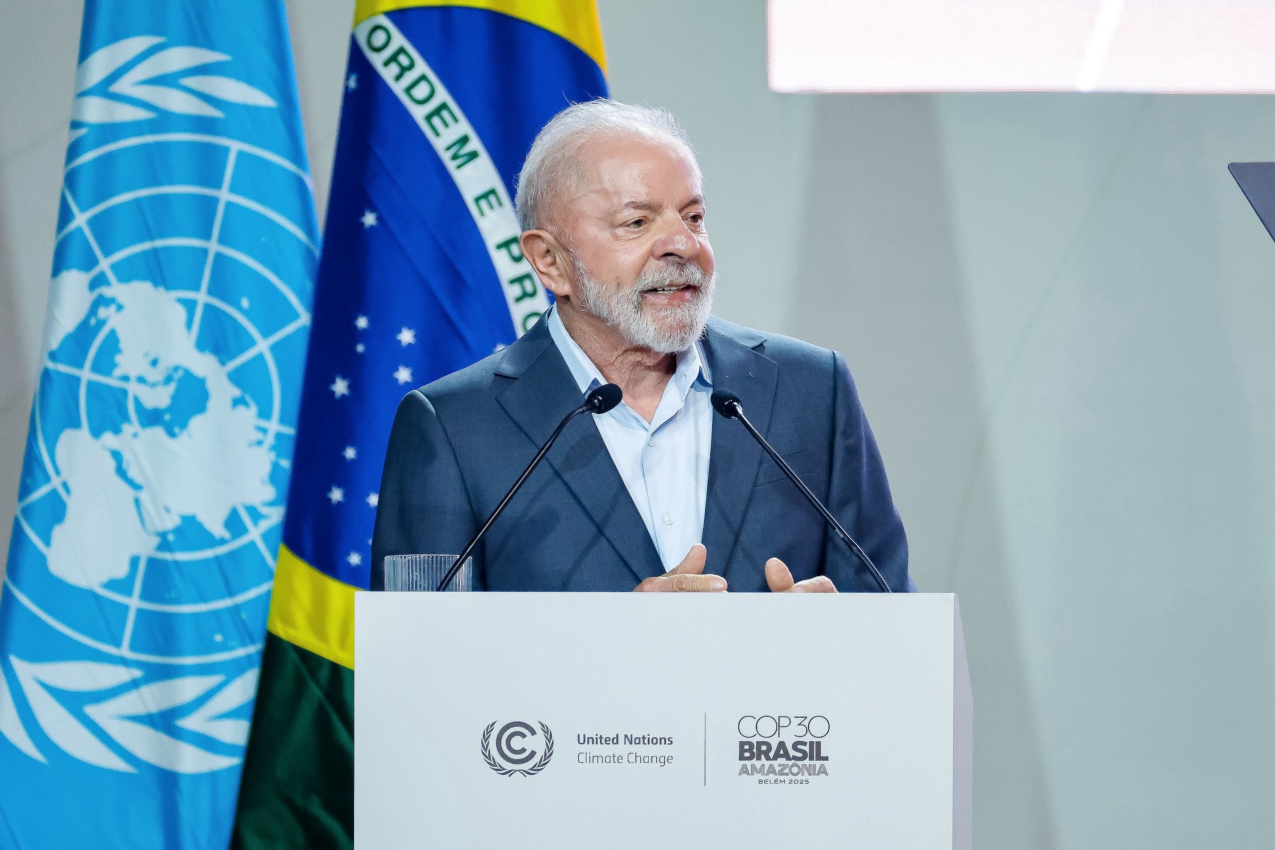 Lula da Silva, con las banderas de las Naciones Unidas y Brasil al fondo, dirigiéndose al público en la COP30