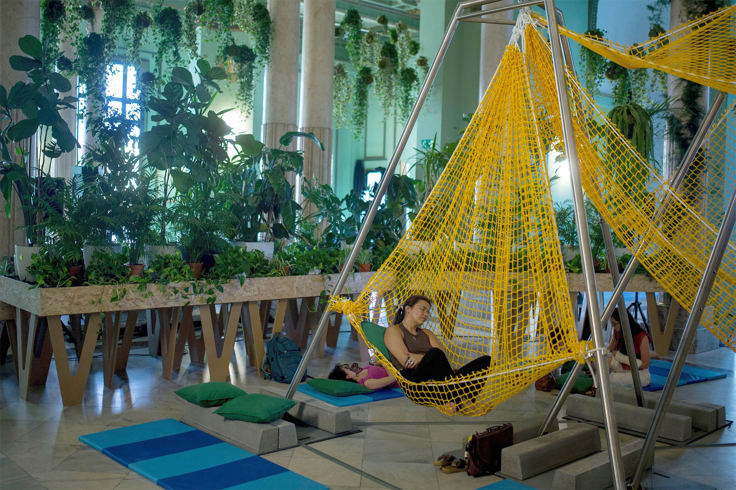 <p>Quando as temperaturas sobem em Madri, na Espanha, o centro cultural Círculo de Belas Artes se transforma em um abrigo climático para quem busca escapar do calor extremo (Imagem: Luis Soto/ ZUMA Press / Alamy)</p>