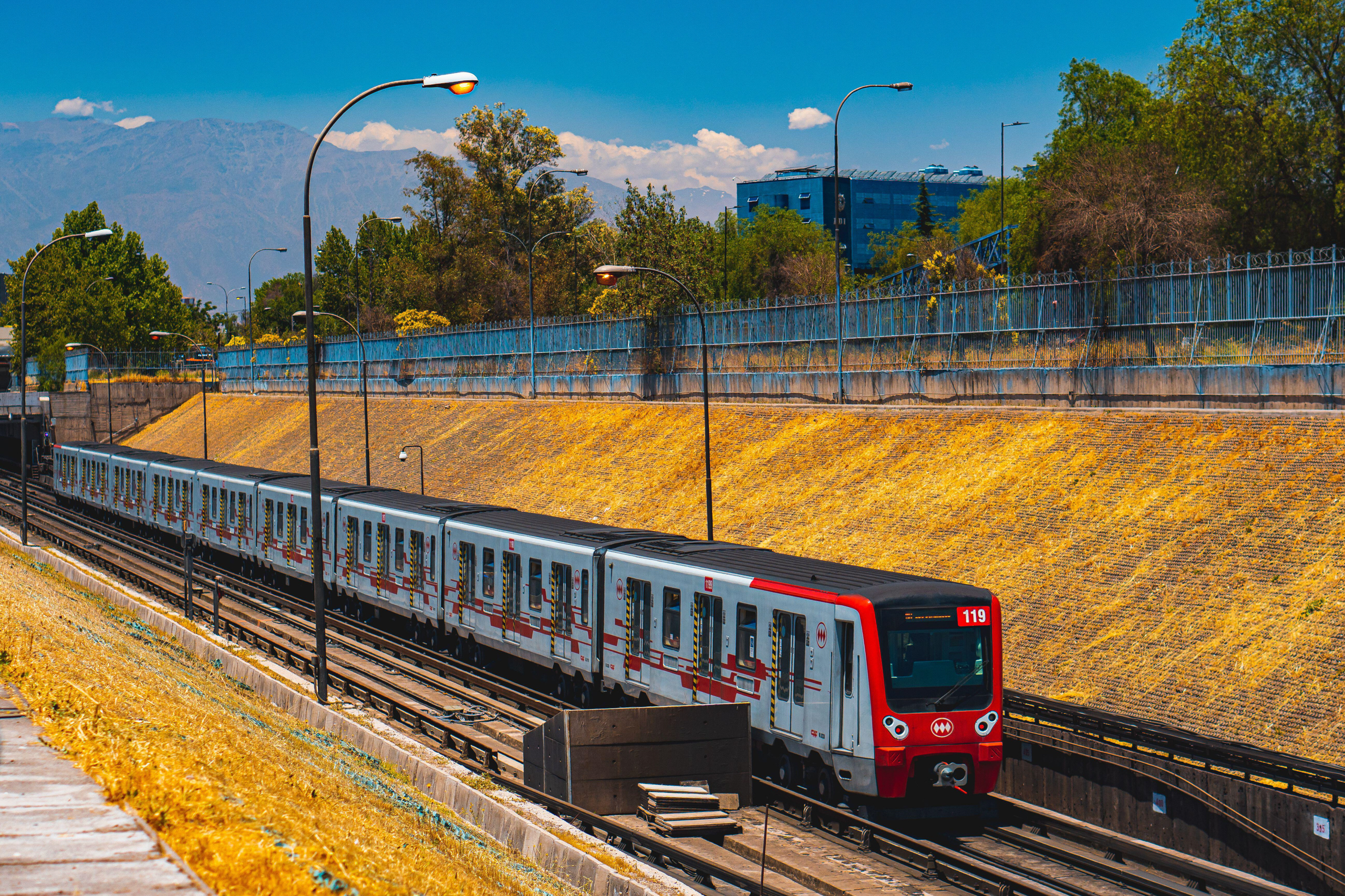 linha de trem em Santiago, com montanha ao fundo