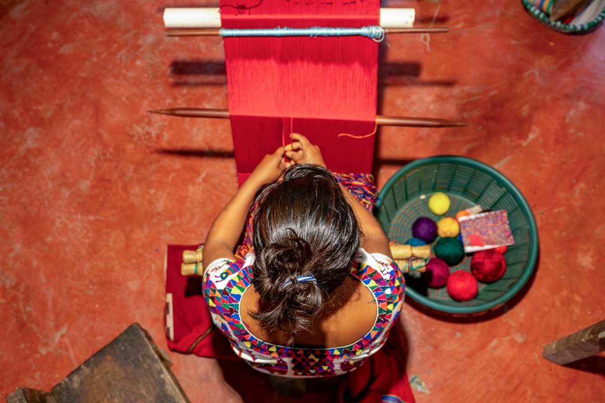 mulher indigena tece na Guatemala