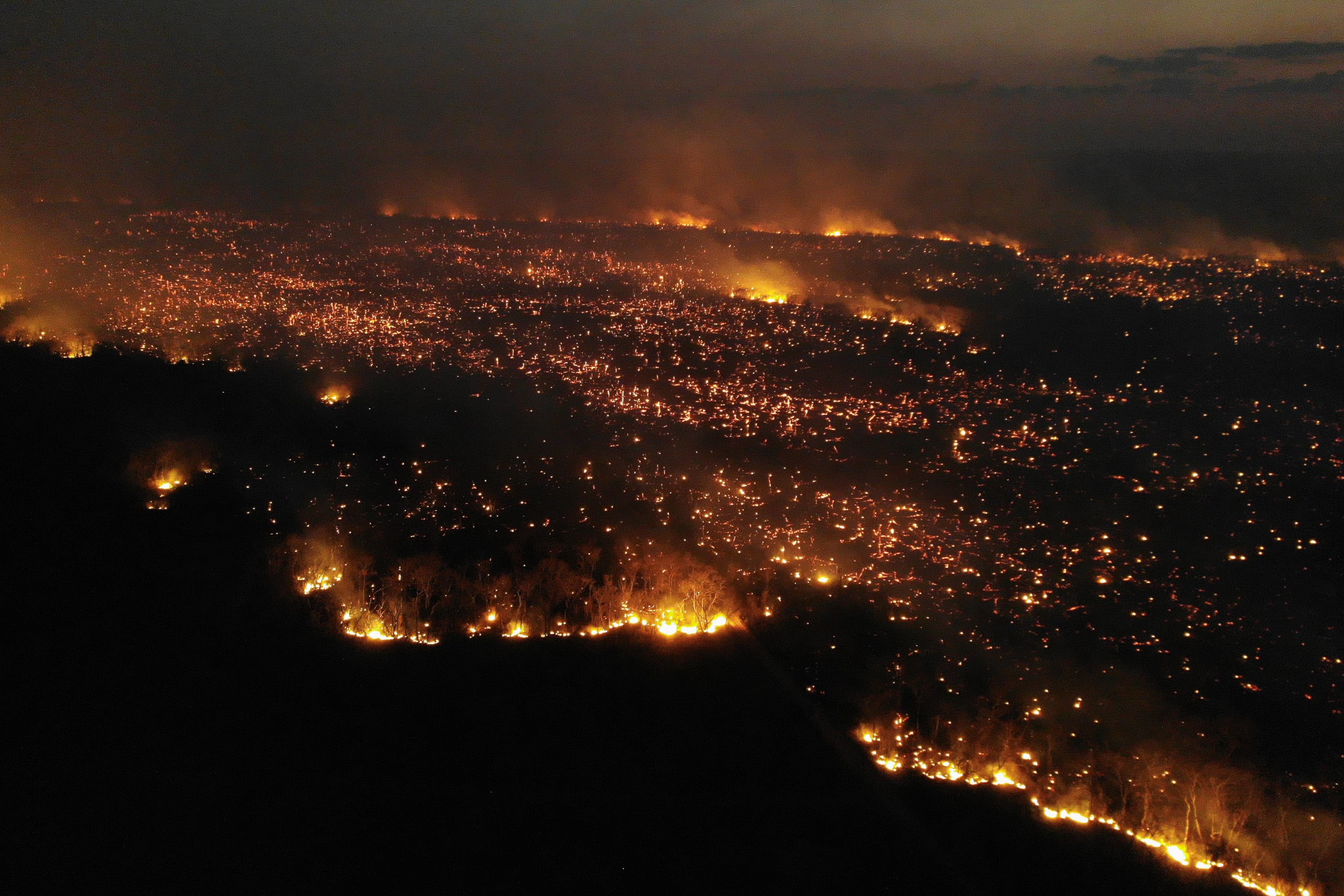 Vista aérea de un incendio forestal por la noche