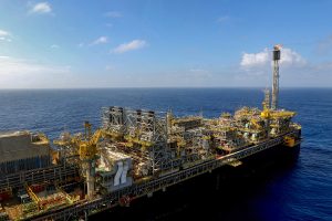 Plataforma petrolera en el océano