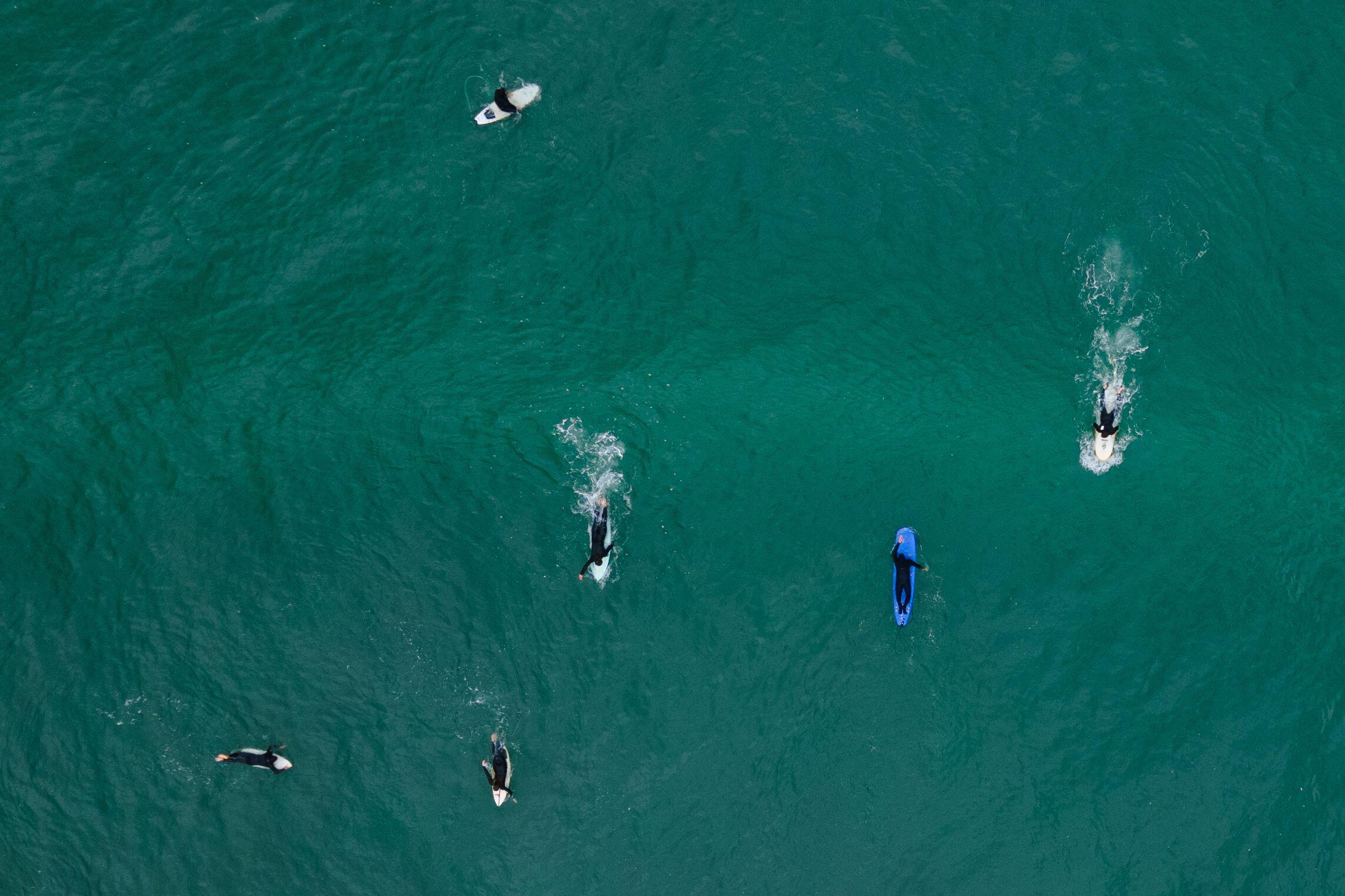 <p>Surfistas en Punta de Lobos, en el centro de Chile. El lugar se convirtió en una Reserva Mundial de Surf tras una iniciativa comunitaria (Imagen: Matias Basualdo / ZUMA Press Wire / Alamy)</p>