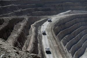 vehículos en una carretera en una mina