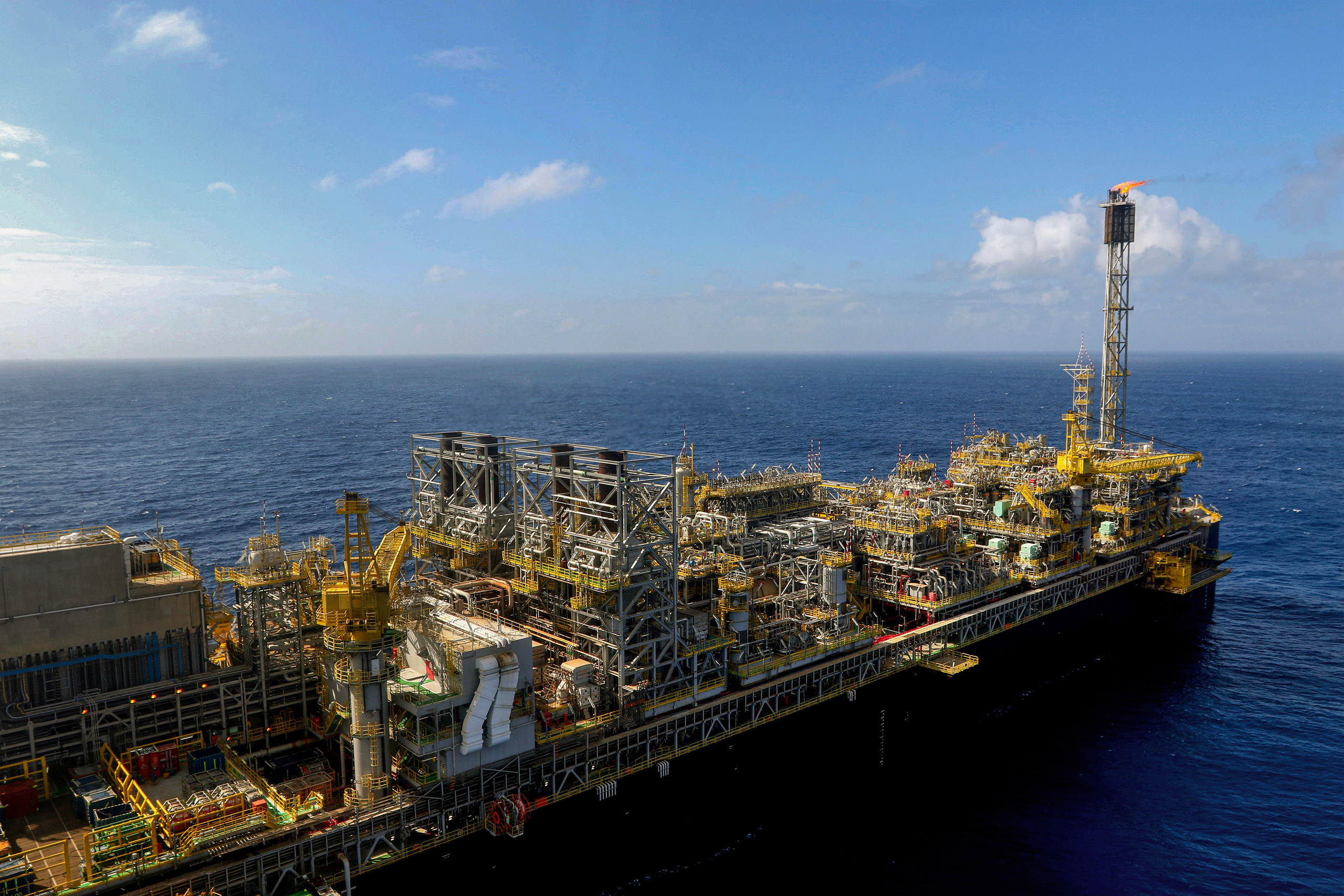 <p>Plataforma petrolífera P-71 da Petrobras, a 200 quilômetros da costa do Rio de Janeiro. Apesar do compromisso assumido na COP30 de construir um plano para eliminar os combustíveis fósseis, o Brasil abriu a Foz do Amazonas para a exploração (Imagem: Tânia Rêgo / Agência Brasil)</p>