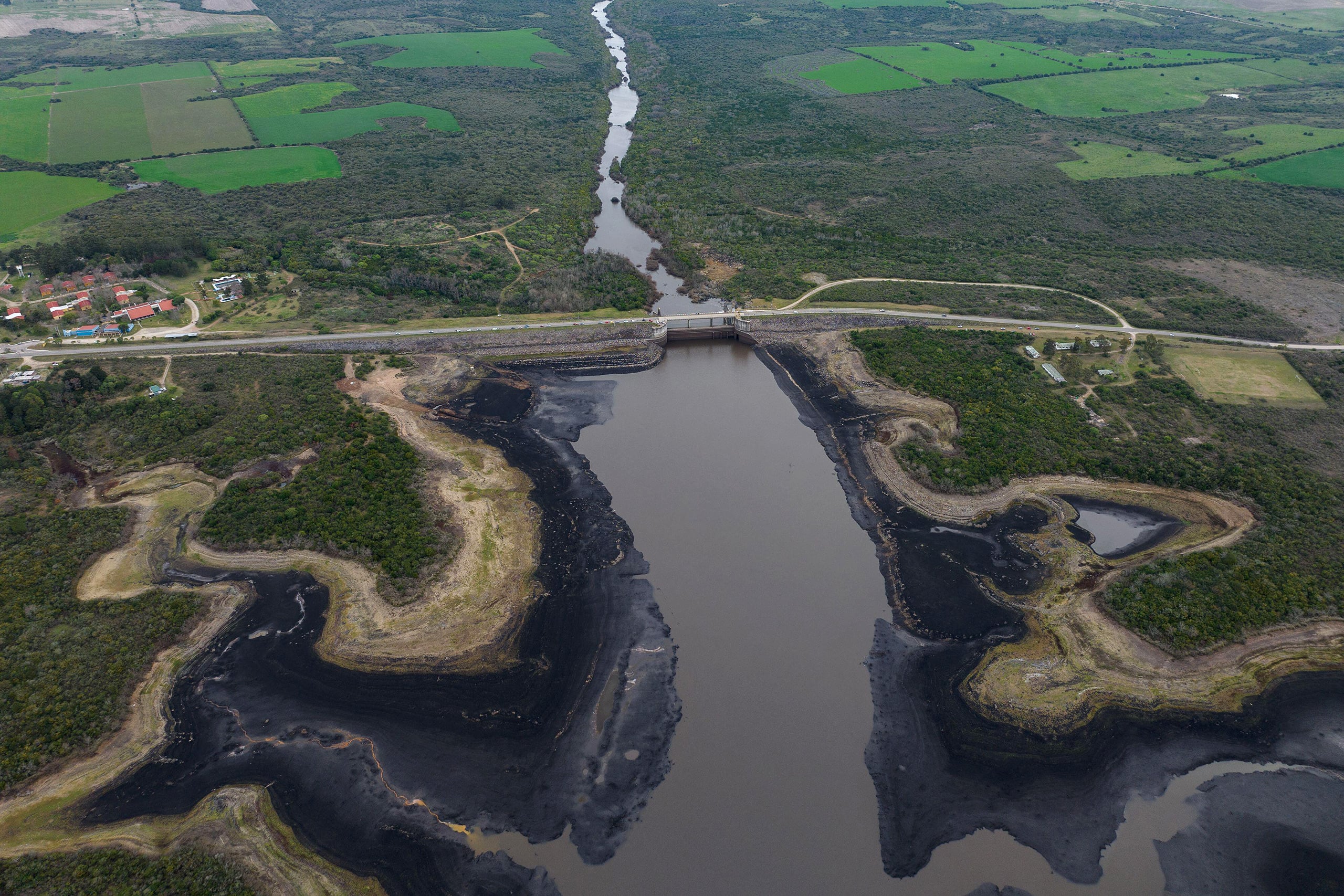 Vista aérea de un río sinuoso bordeado por riberas