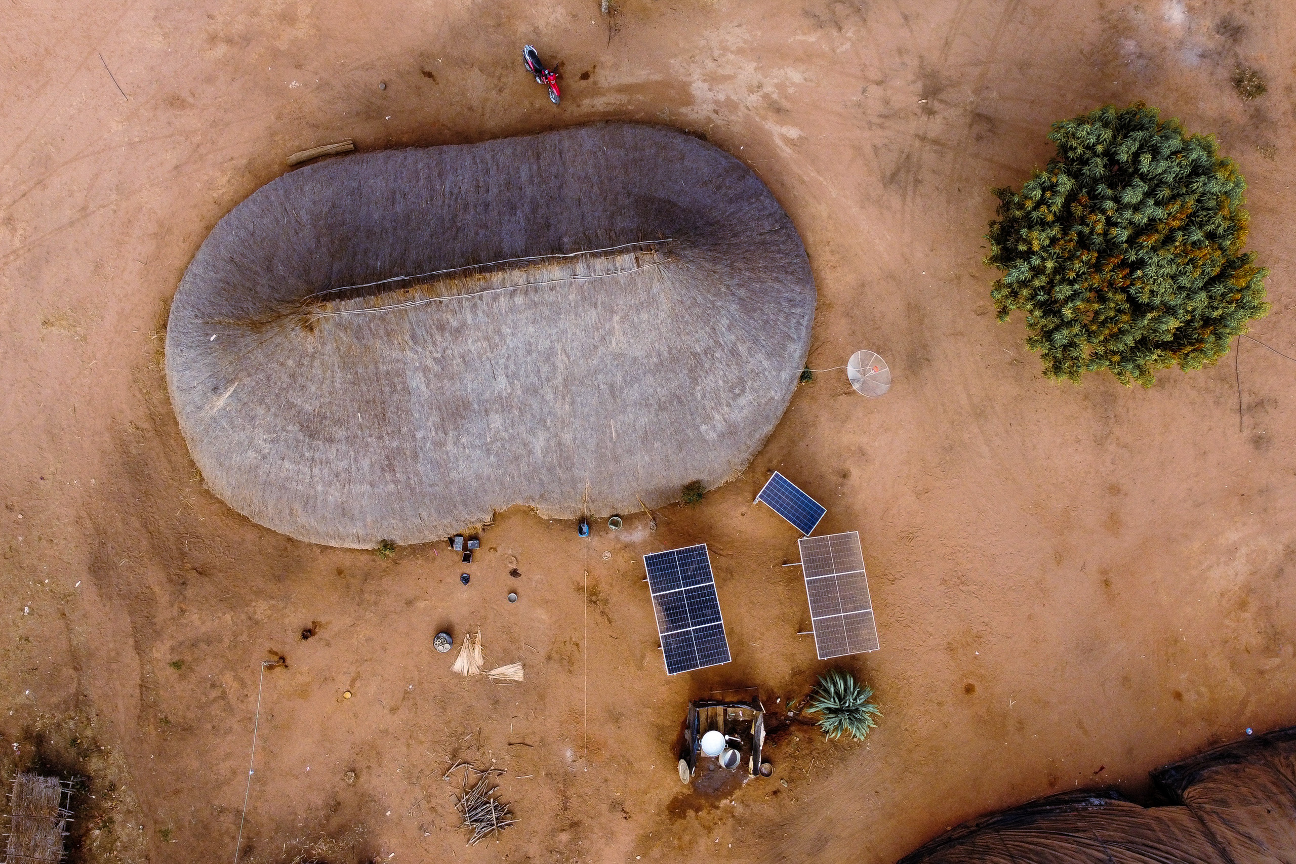 Painéis solares na aldeia Piyulaga, Terra Indígena do Xingu