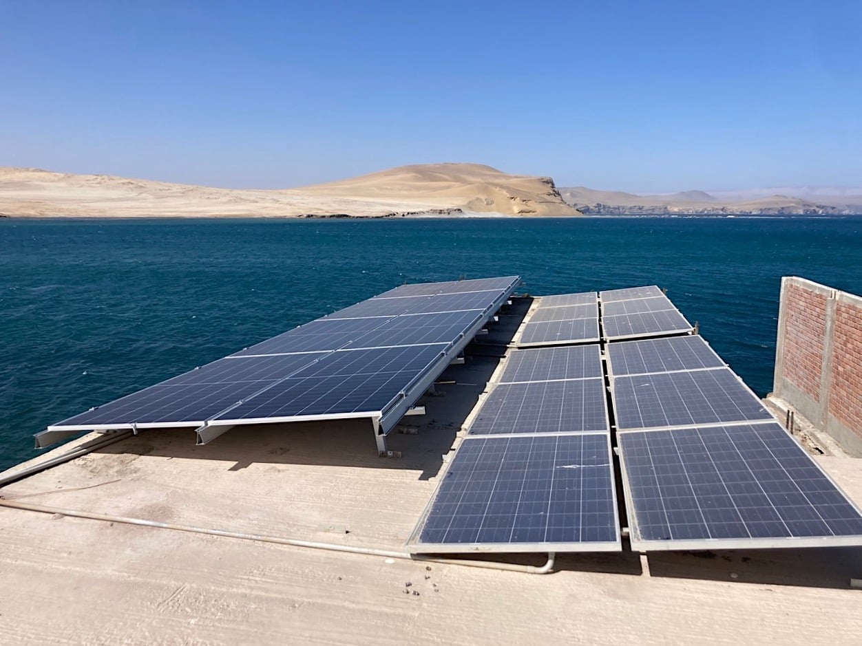 Paneles solares en Laguna Grande, Reserva Nacional de Paracas, Perú