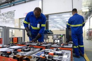 Trabajadores en una fábrica probando baterías