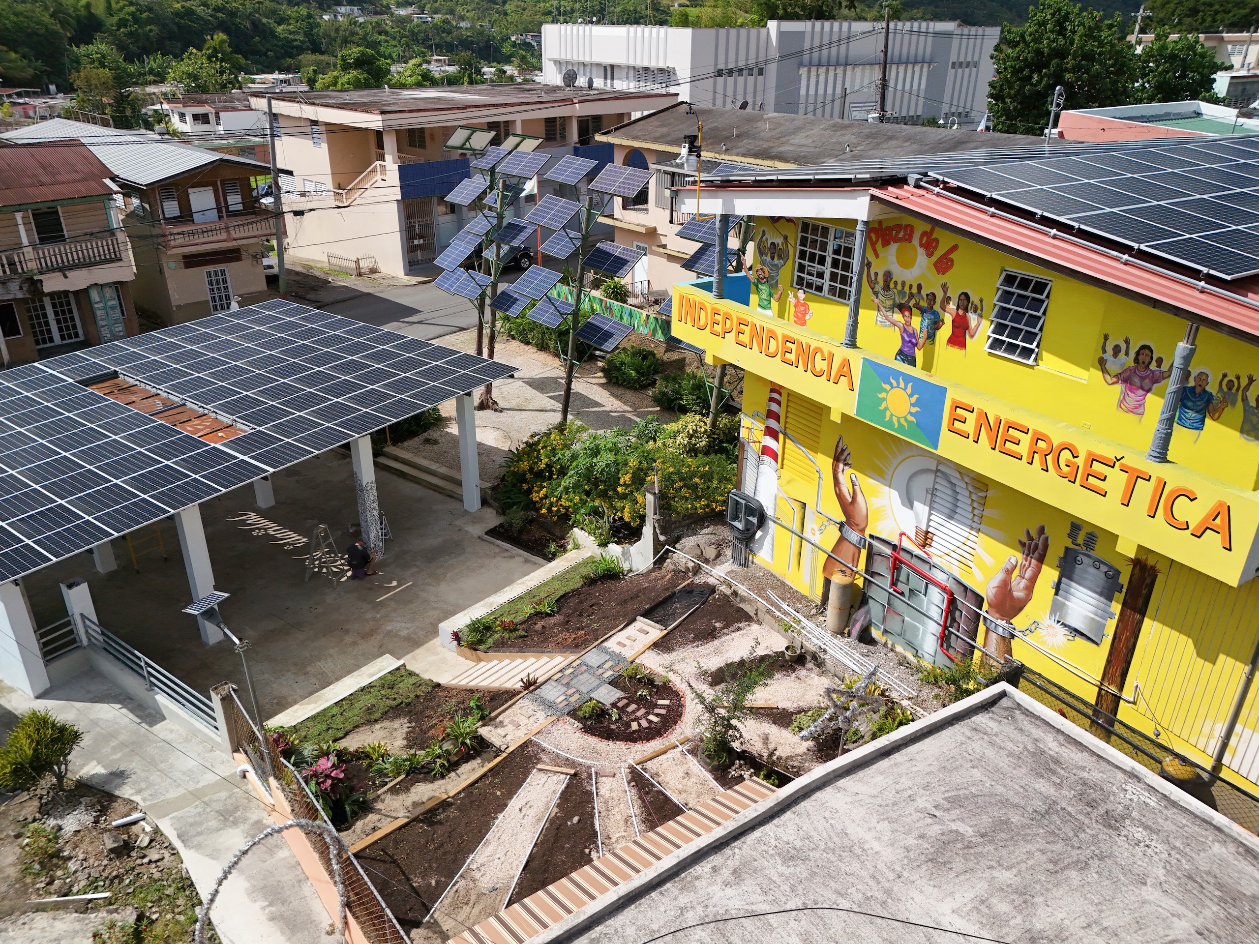 <p>Plaza de la Independencia Energética en Adjuntas, Puerto Rico. Con el apoyo de Casa Pueblo, la ciudad está usando paneles solares para combatir la pobreza energética (Imagen: José Almodóvar / Casa Pueblo)</p>