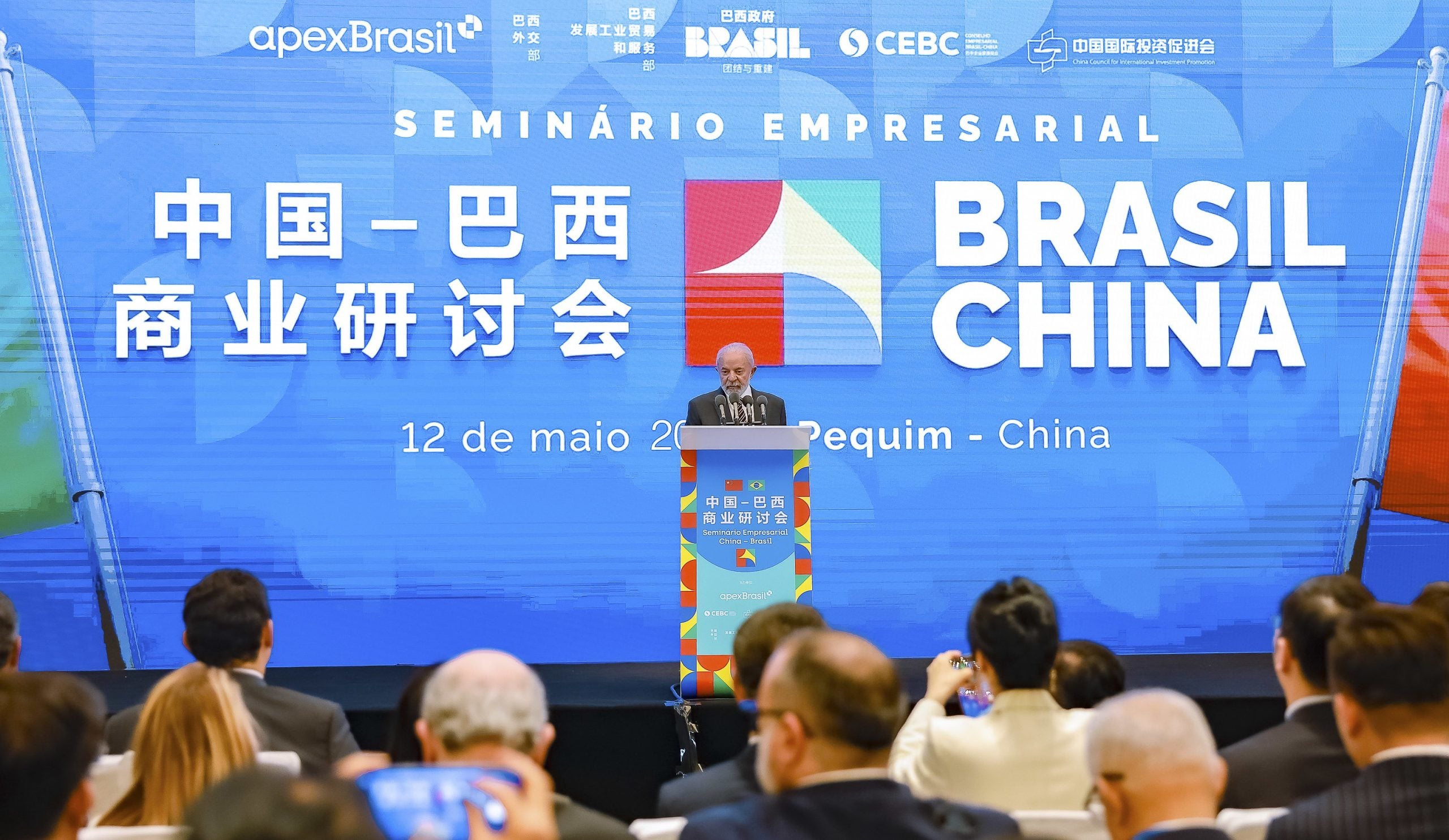 Presidente brasileiro Luiz Inácio Lula da Silva discursa no seminário empresarial Brasil-China em Beijing