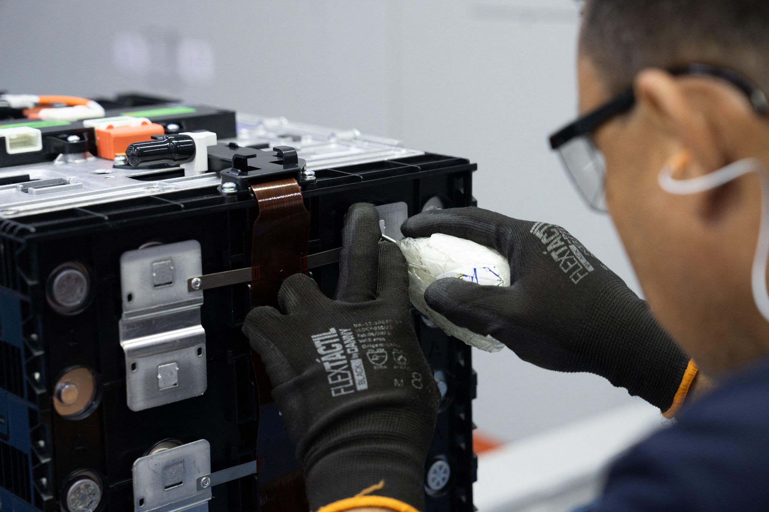 Fábrica da BYD em Manaus trabalha com montagem de baterias de fosfato de ferro e lítio