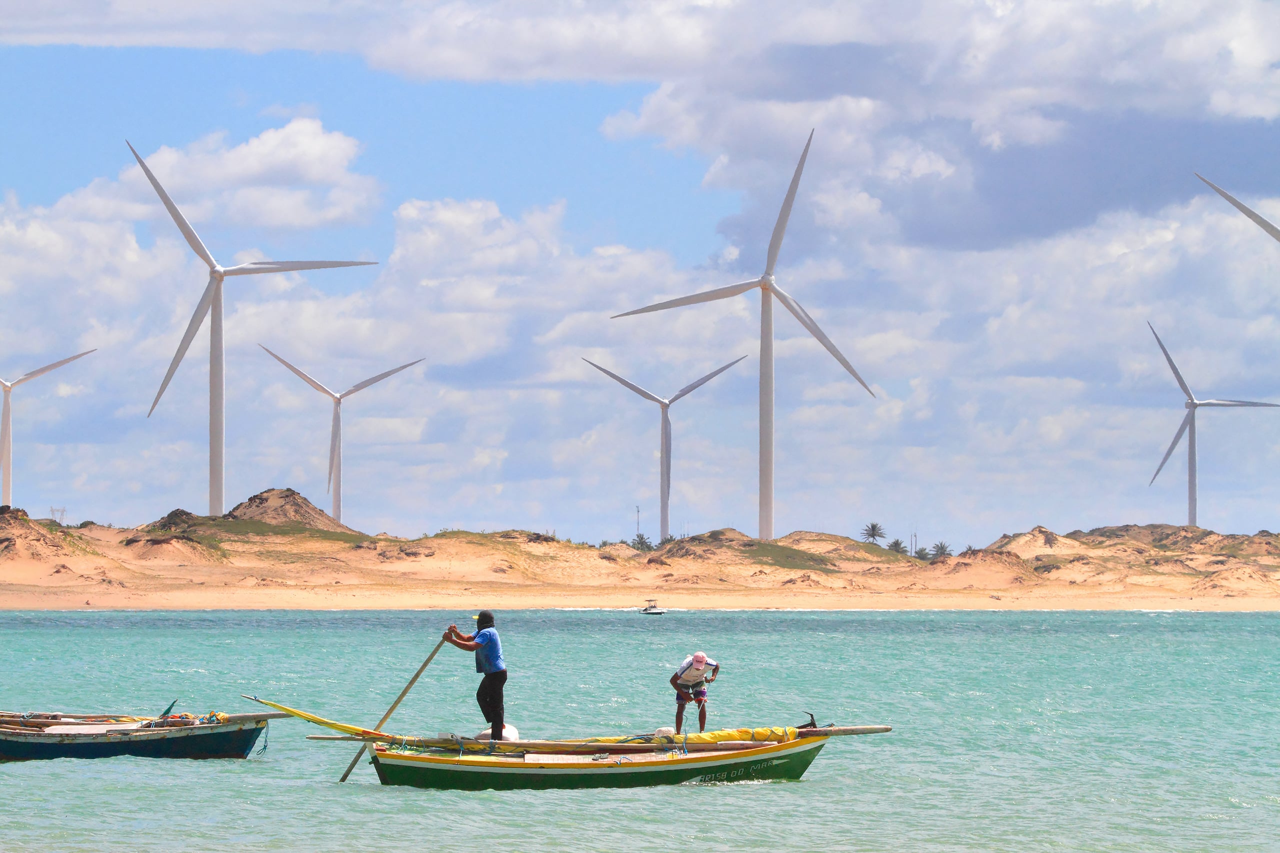 <p>Turbinas eólicas no Ceará, Brasil. Em agosto passado, fontes solar e eólica representaram um terço da geração de eletricidade do país pela primeira vez (Imagem: Philippe Turpin / Photononstop / Alamy)</p>