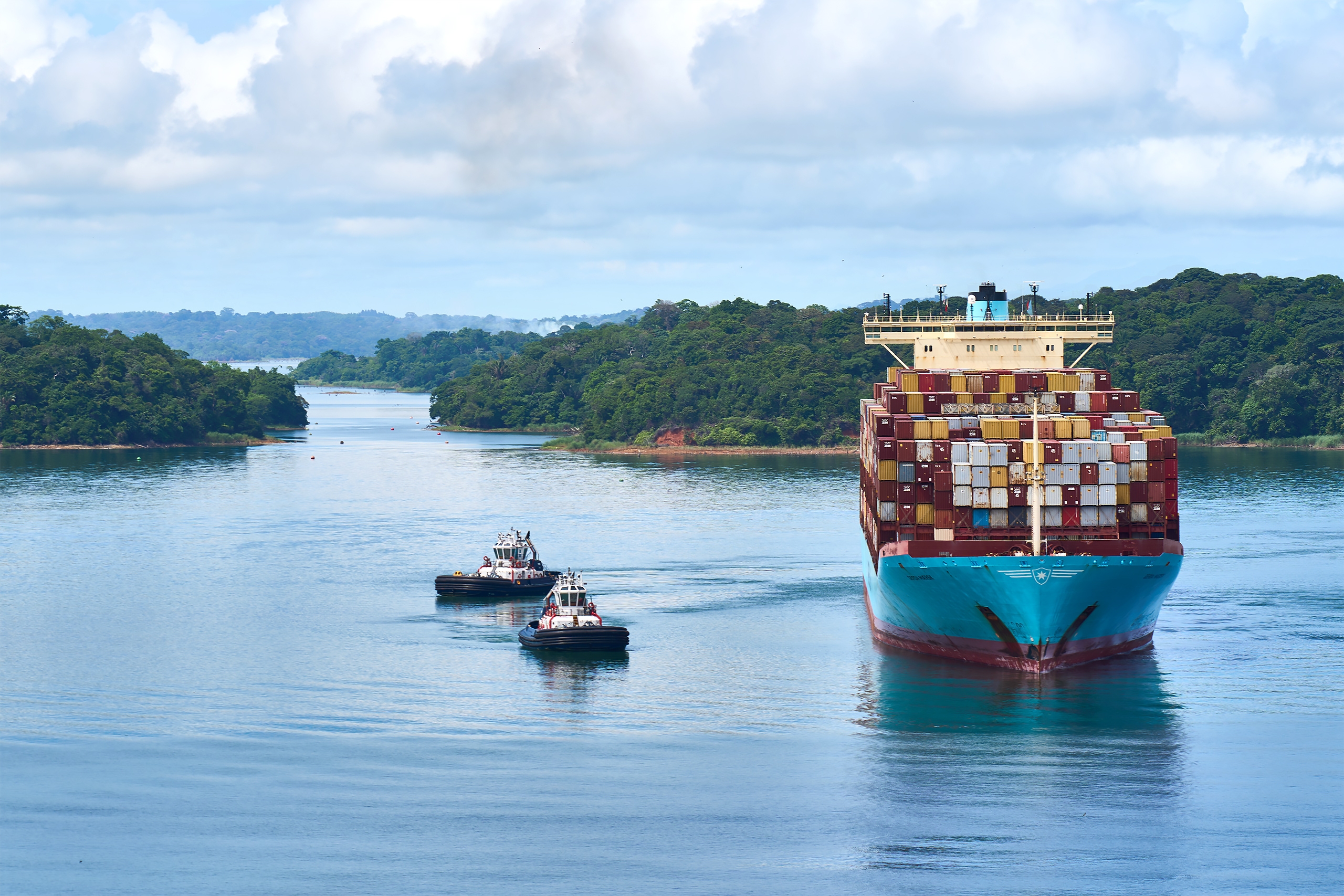 <p>Navio de carga é escoltado no Canal do Panamá. Recentemente, Donald Trump ameaçou retomar o controle do canal em nome dos interesses dos EUA (Imagem: Pich Urdaneta)</p>