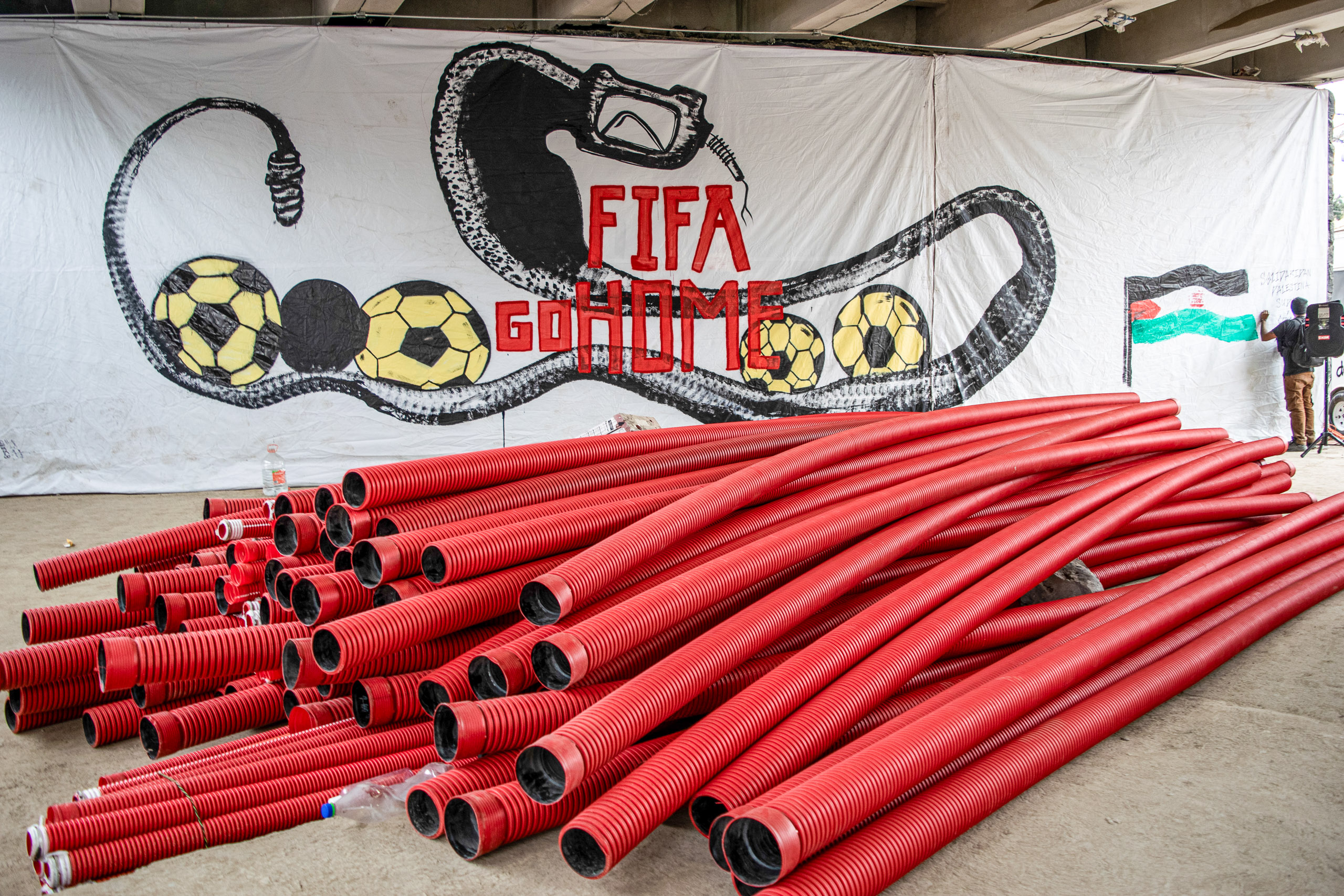 Un cartel que dice "Fifa go home" pegado a una pared