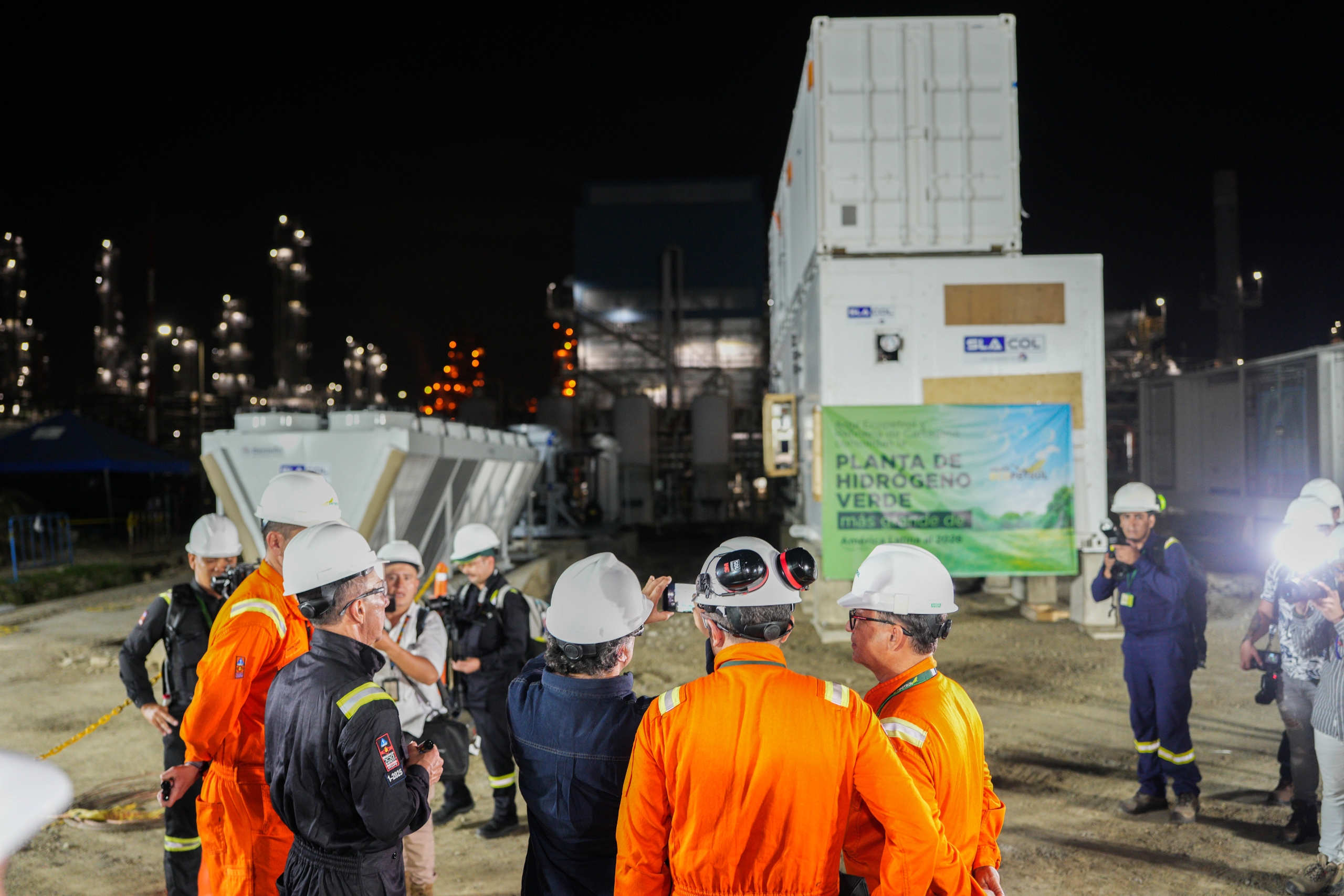 <p>Presidente colombiano Gustavo Petro (com celular na mão) visita canteiro de obras da usina de hidrogênio verde Coral, em Cartagena. O projeto deve gerar 800 toneladas de hidrogênio ao ano, com baixo custo de produção (Imagem: <a href="https://flic.kr/p/2rLt7PN">Juan Cano </a>/ <a href="https://www.flickr.com/people/197399771@N06/">Presidência da Colômbia</a>, <a href="https://creativecommons.org/publicdomain/mark/1.0/deed.pt-br">PDM</a>)</p>